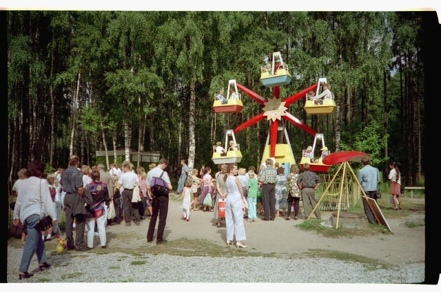 Lapsed Tallinna Loomaaias karusselliga sõitmas