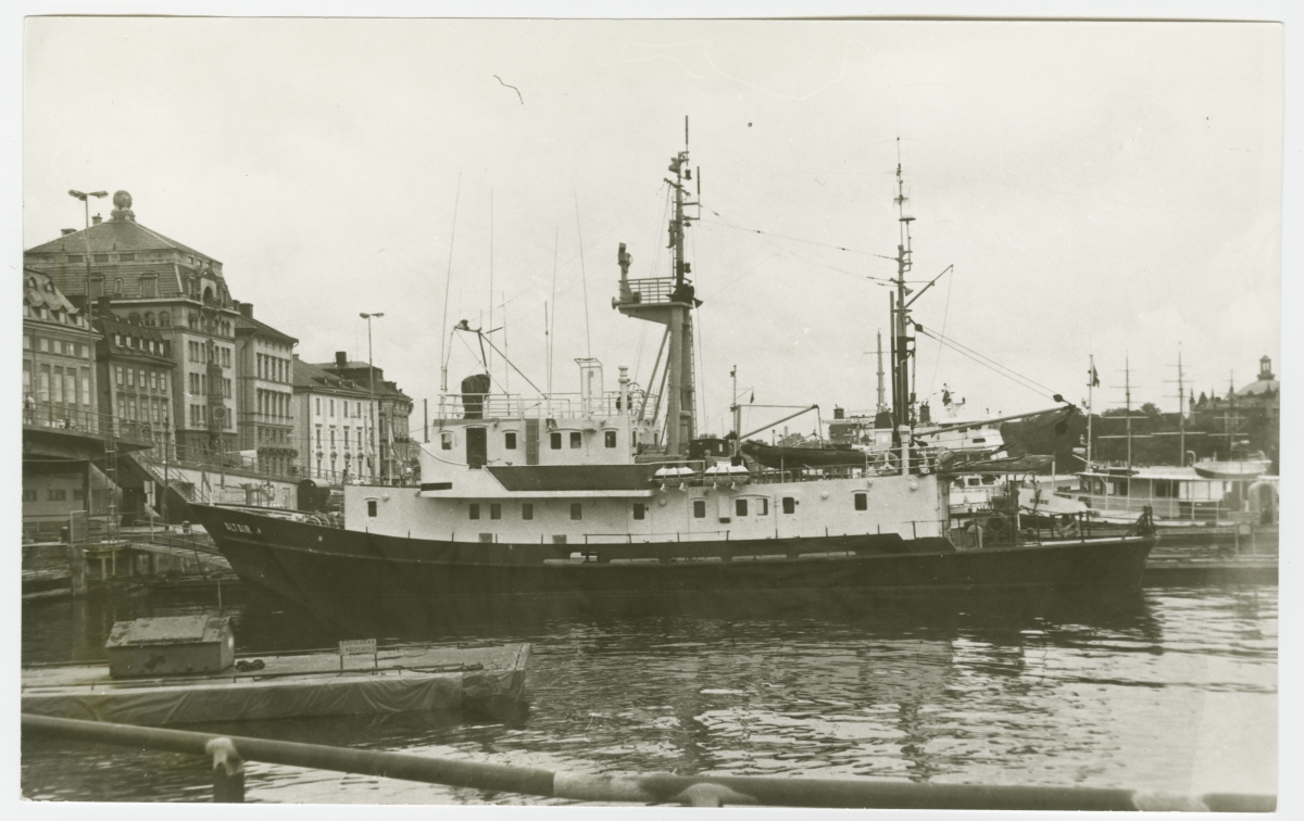 Stockholmi kesklinnas Slussenis ujuvkai ääres seisev uurimislaev "Altair"