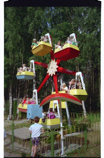 Lapsed Tallinna Loomaaias karusselliga sõitmas