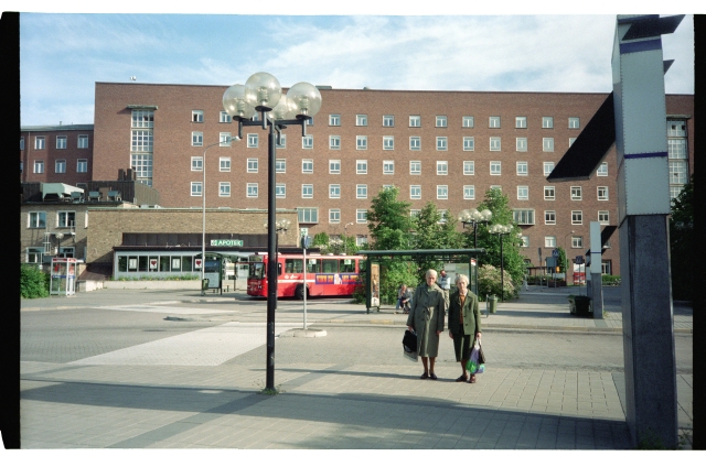 Helge ja Valve Teetlaus Stockholmis Karolinska haigla ees