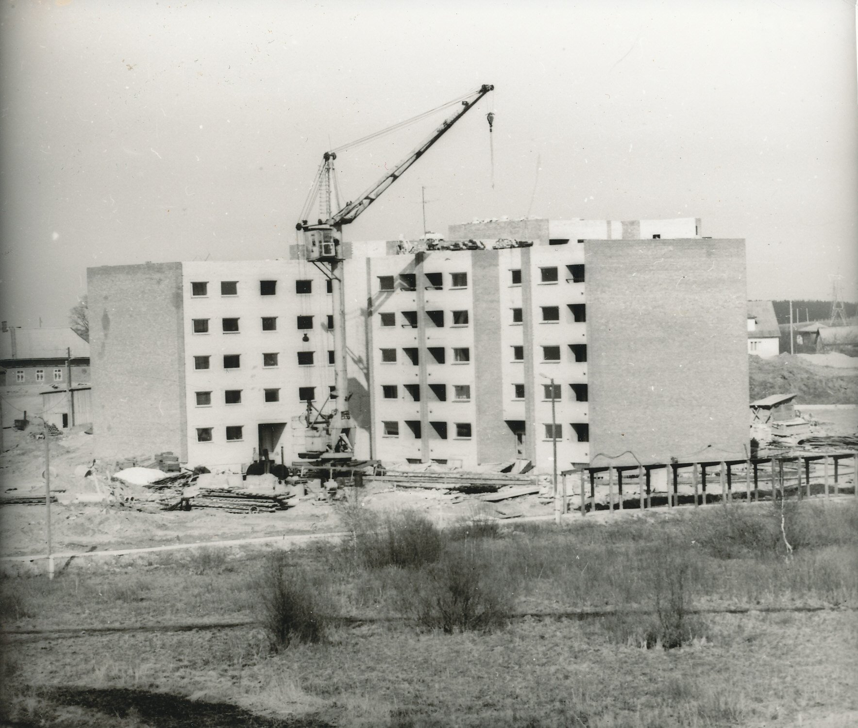 Foto. Võru vaade. Tähtelamu ehitamine Pioneeride tänaval 1970-te II pool.