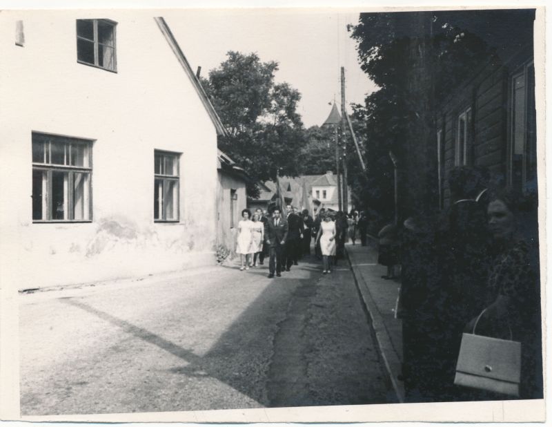 Foto. J. Kunderi mälestustahvli avamine. Rongkäik saabub Wiedemanni tänavale. 1964. Fotogr. R. Kalk.