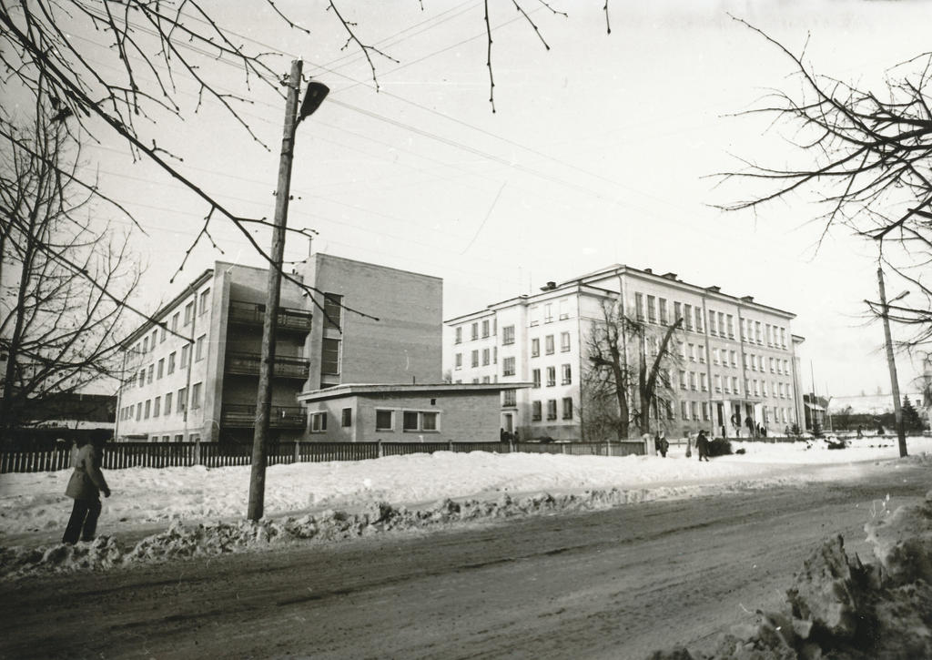 Foto.Võru vaade. Võru II Keskkooli internaat ja õppehoone Pioneeride tänaval 1975.a.