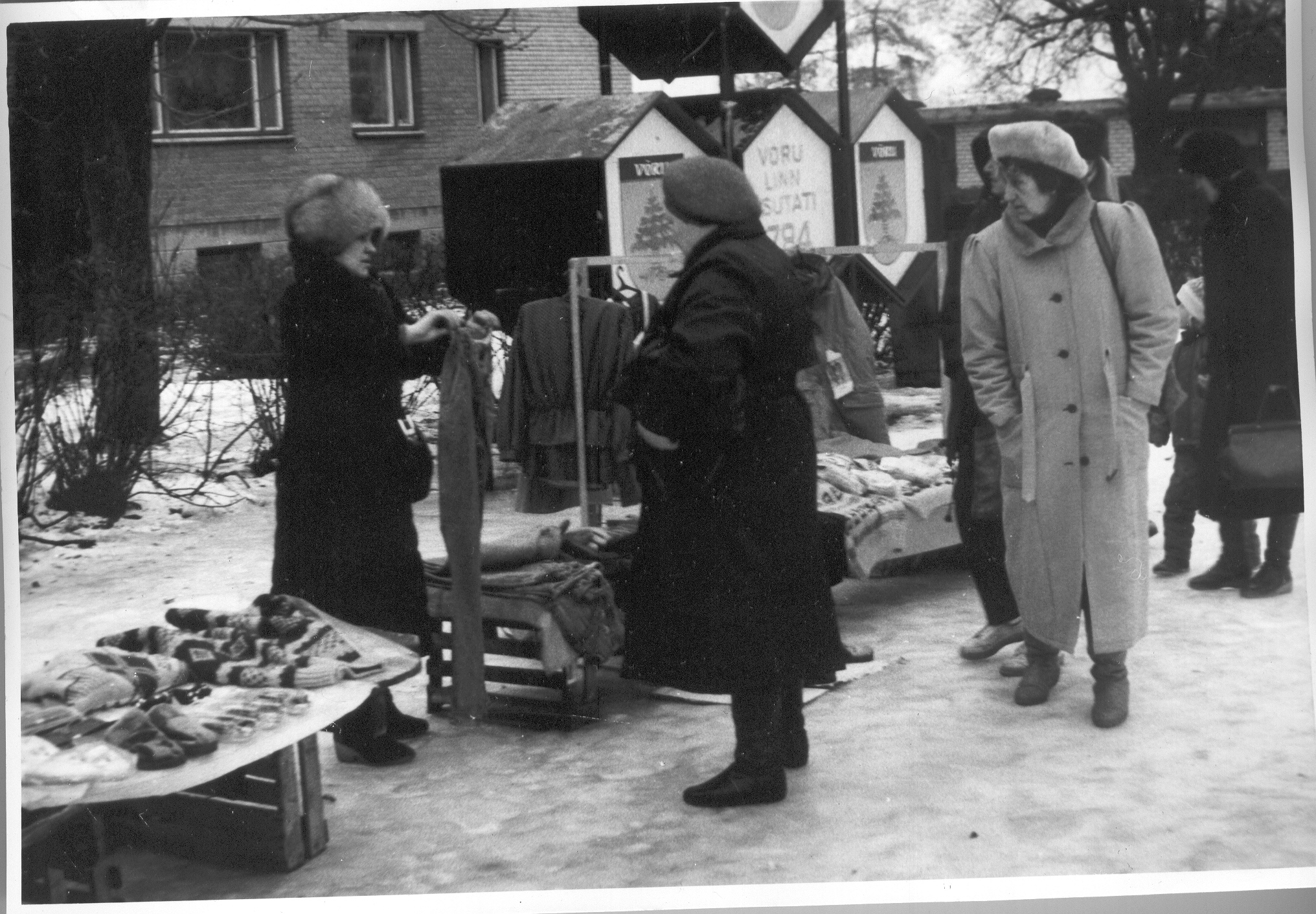 Foto.  Vaade Võrus Vabaduse väljakul asuva kirbuturu tööstuskaupade müügilaudadele 11.oktoobril 1993.aastal