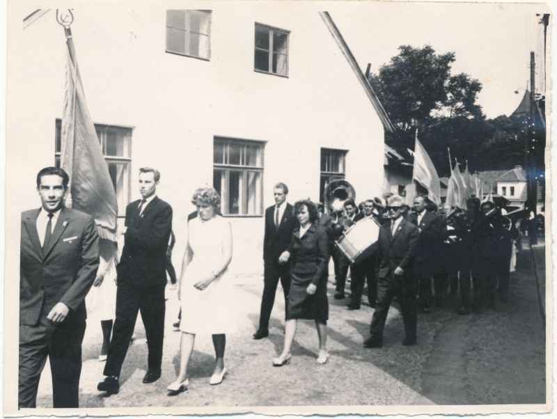 Foto. J. Kunderi mälestustahvli avamine. Rongkäik saabub Wiedemanni tänavale. 1964. Fotogr. R. Kalk.