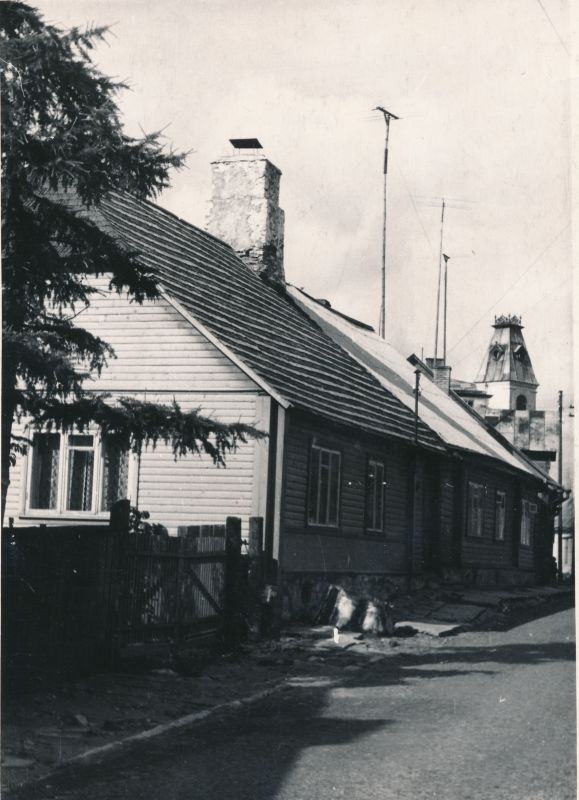 Foto. Maja Wiedemanni tänaval; end. omanikud perek. Schlaff. 1965. Foto H. Paalvelt.
