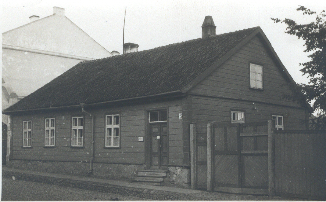 Foto. Vaade vannutatud advokaadi abi August Kääriku majale Võrus Vabaduse tn.15. 6.detsembril 1950.a.