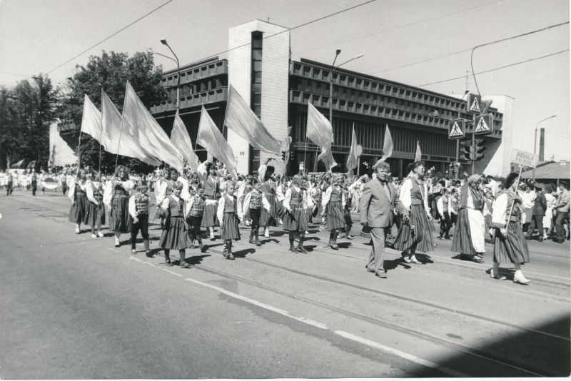 Foto. ENSV VI koolinoorte laulu- ja tantsupidu Tallinnas 2.-5.juulil 1987.a. Ridala 8-kl.kooli esindajad rongkäigus 2.juulil 1987.a. Foto: Elmar Ambos.