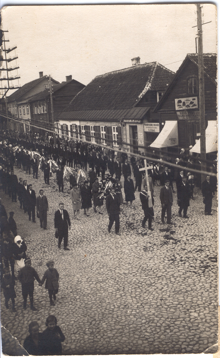 Foto. Võru poeglaste gümnaasiumi direktor  A. Kala matused 19. septembril 1928.a. Matuserong Jüri tänaval.