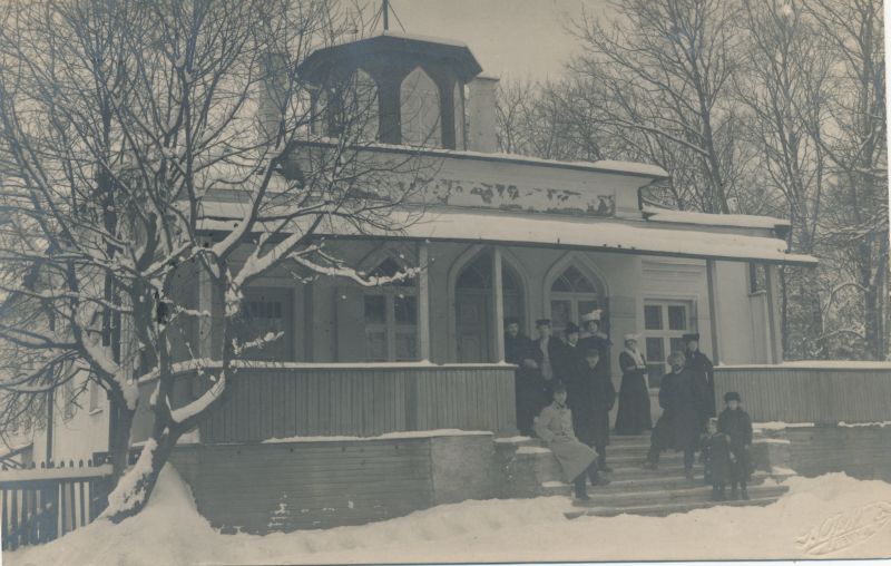 Foto. A. Laikmaa ja seltskond maja trepil. 1906.