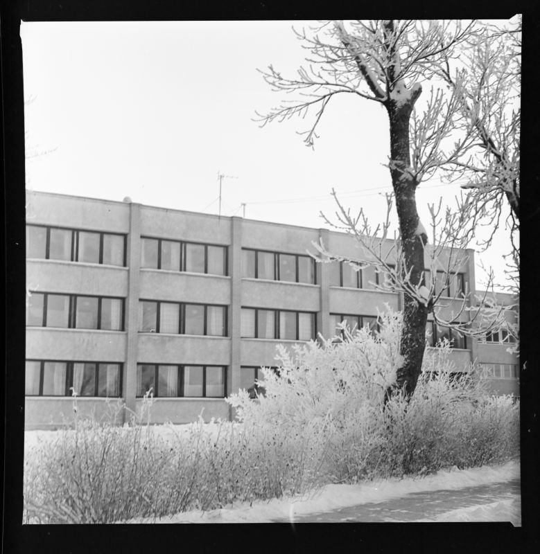 Negatiiv. Sanatoorium "Laine" polikliinik Haapsalus Sadama tänaval (valmis 1972).  November 1973.a.
Foto: T.Kohv.
