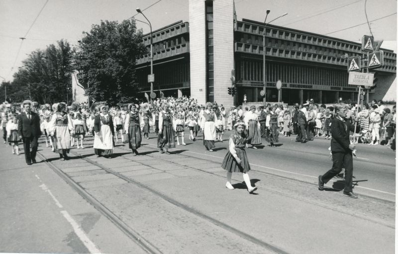 Foto. ENSV VI koolinoorte laulu- ja tantsupidu Tallinnas 2.-5.juulil 1987.a.  Taebla Keskkooli esindajad paraadil.
Foto: Elmar Ambos.
