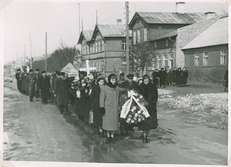 Foto. Villemi matuserongkäik Võidu tänaval. Seotud Mannide suguvõsaga. Asub HM 8800:1