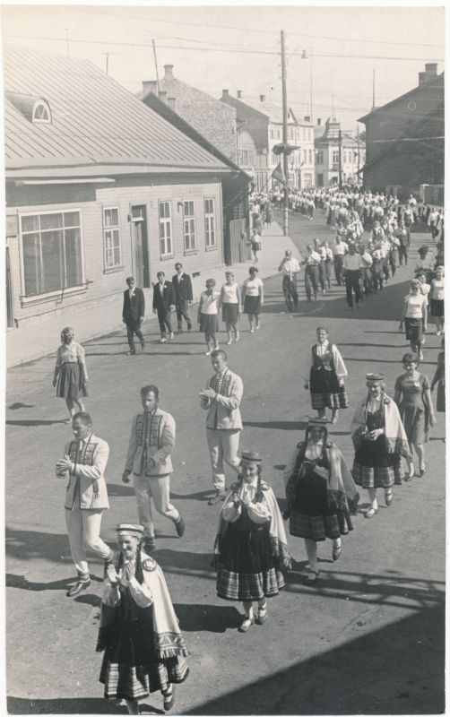 Foto. Haapsalu raj. laulupäeva rongkäik Võidu tänaval. Juuni 1966.