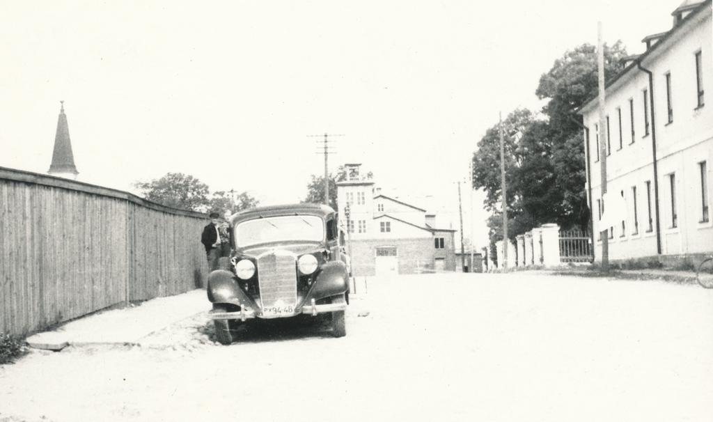 Foto.  Sõiduauto "Mercedes-benz" Võrus Lembitu tänaval  1950.aaastatel.
