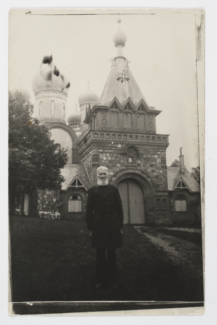 Kirikuõpetaja Vassili Proškin Oru kiriku ees