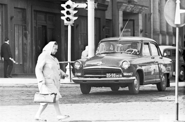 "Kui on kiire." Vanem naine Tallinnas Vabaduse väljakul üle tee kiirustamas.