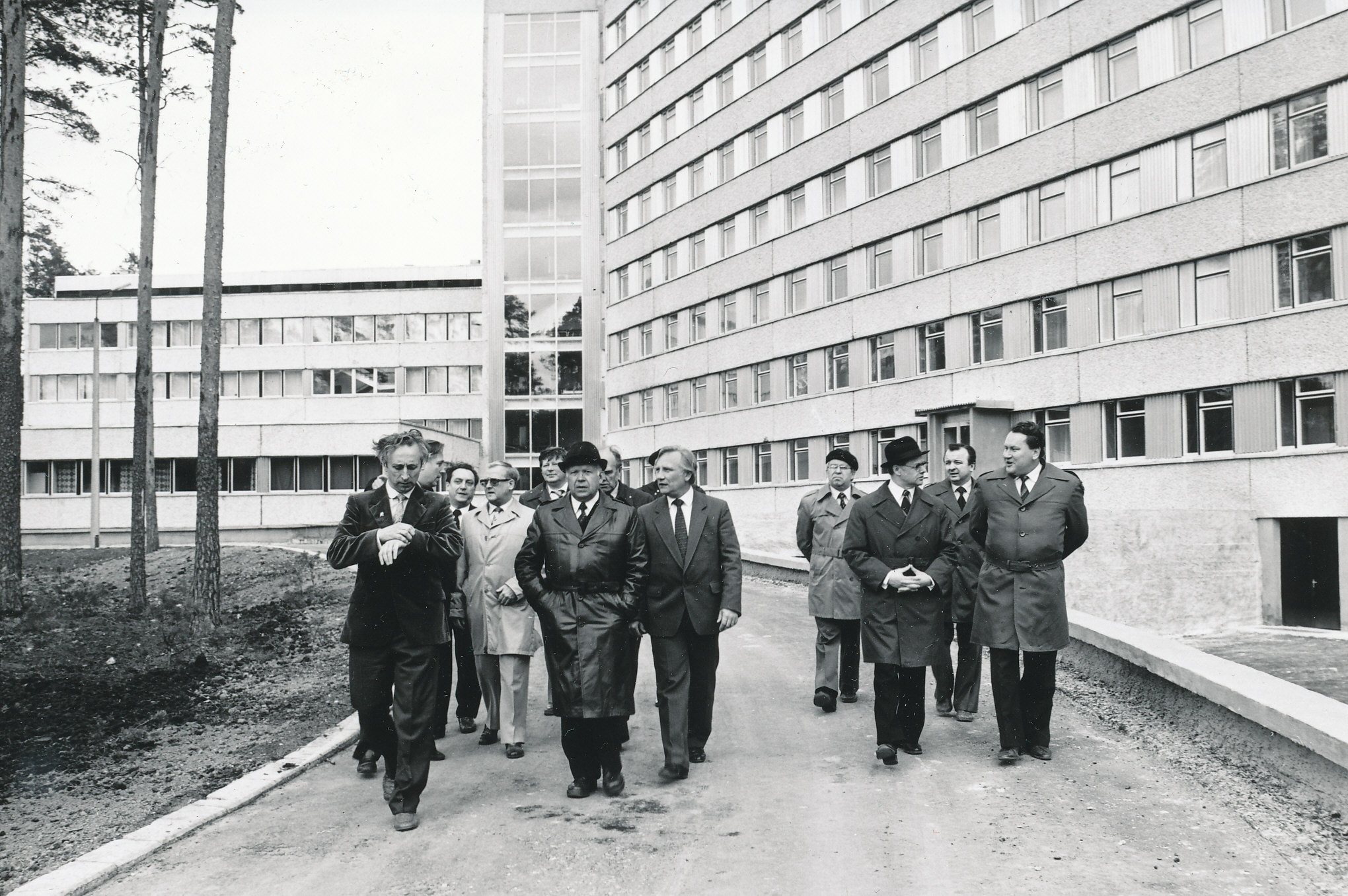 Foto. Võru haigla avamine 15.mail 1982.a. Peaarst Hillar Kalda koos partei- ja valitsustegelestega ringkäiku tegemas.