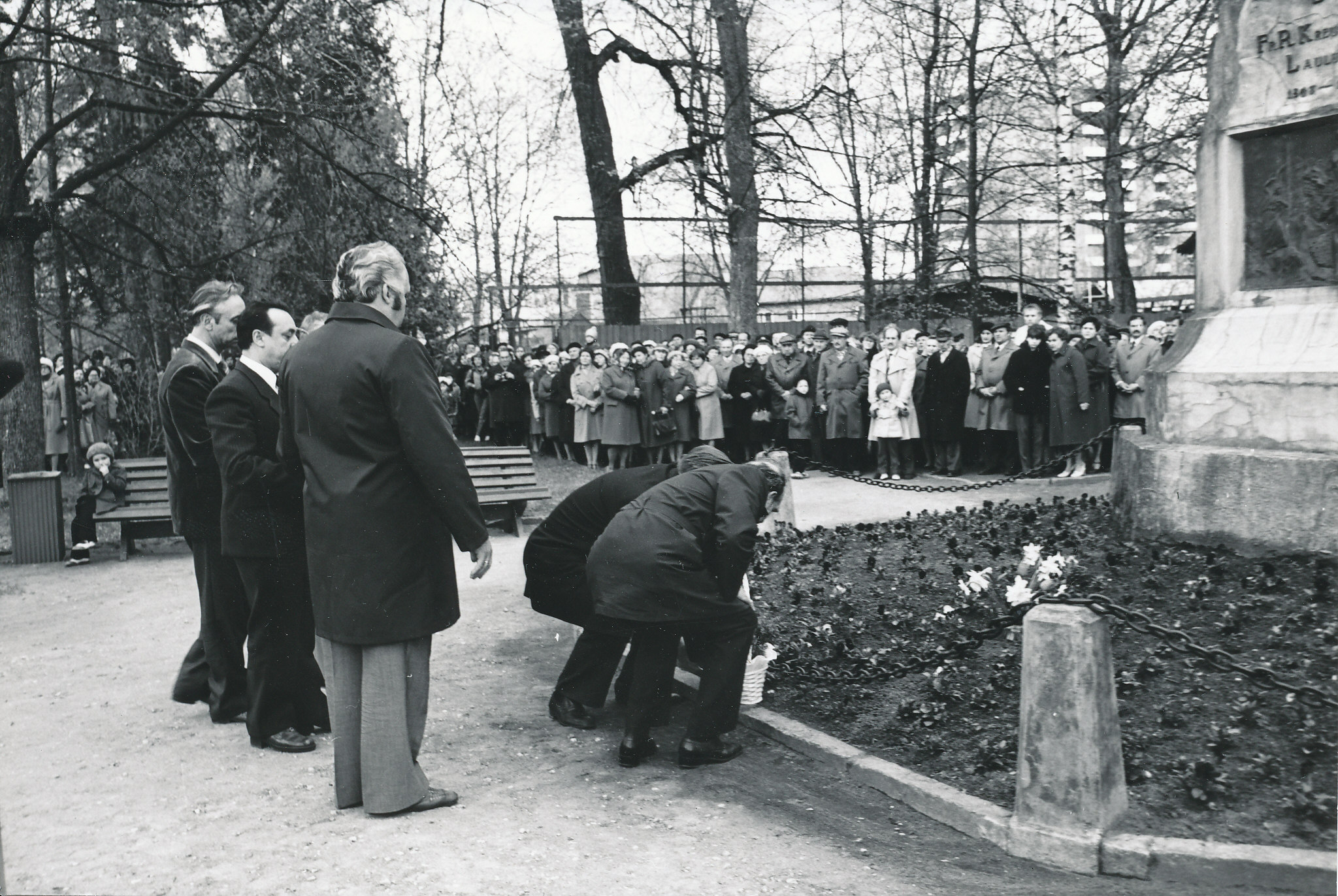 Foto. R. Ristlaan ja S. Green  asetavad lilli Kreutzwaldi samba jalamile Võru haigla avamisel  15.mail 1982.a.