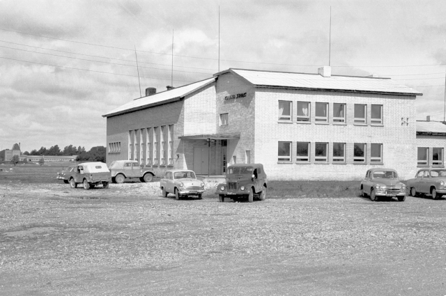 Hiiumaa. "Sõpruse" kolhoosi uus kontor ja klubi.