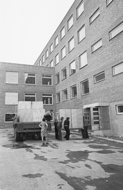Valga. Inimesed kolimas.