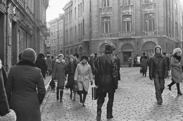 Tallinna vaade. Jalakäijad vanalinna tänaval.