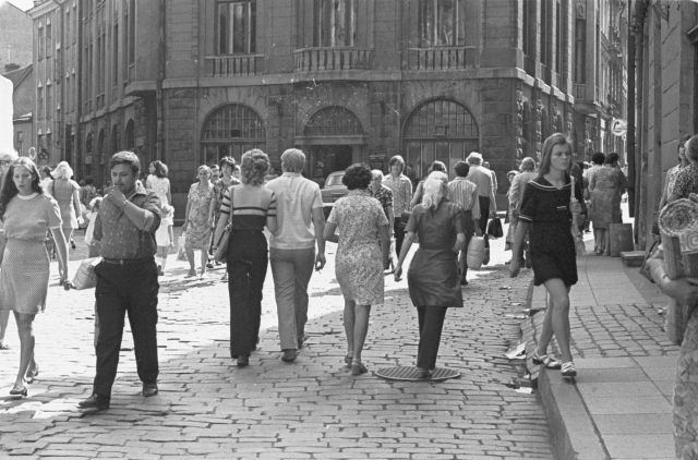 Tallinna vaade. Jalakäijad vanalinna tänaval.