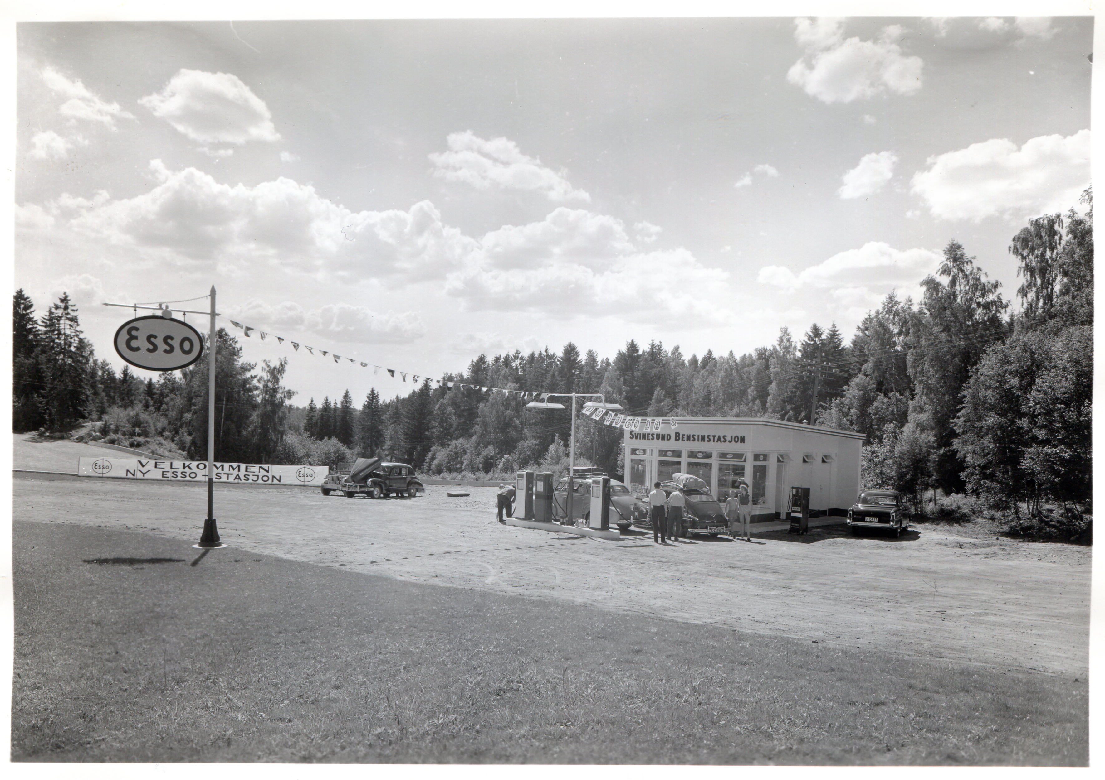 Bensinstasjon. Svinesund Bensinstasjon. Image text: Now stasjon åpnet den 03.07.1958.
