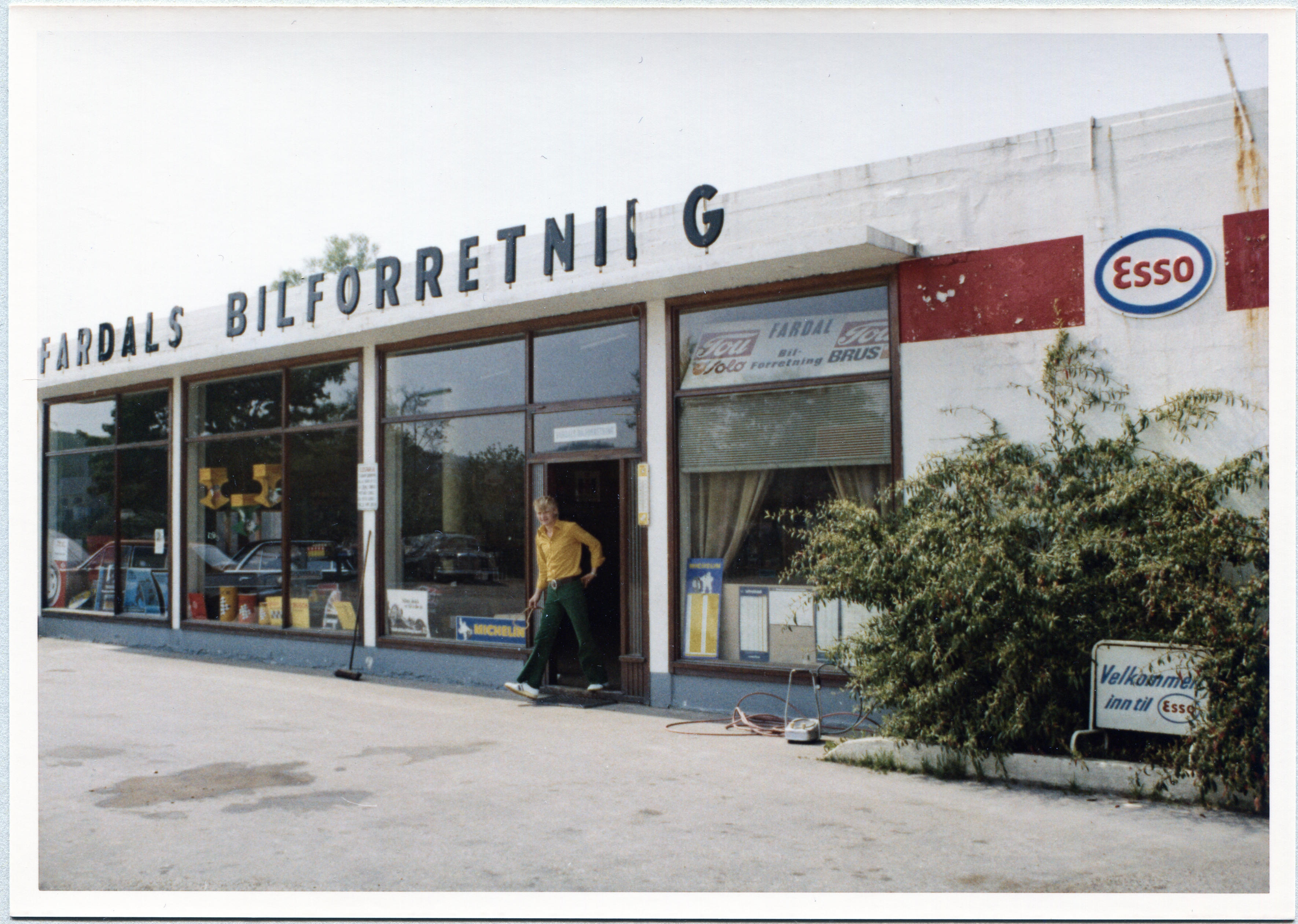 Bensinstasjon. Fardals Bilforretning, Egersund. M-distrikt Vest, son 411 og 413.