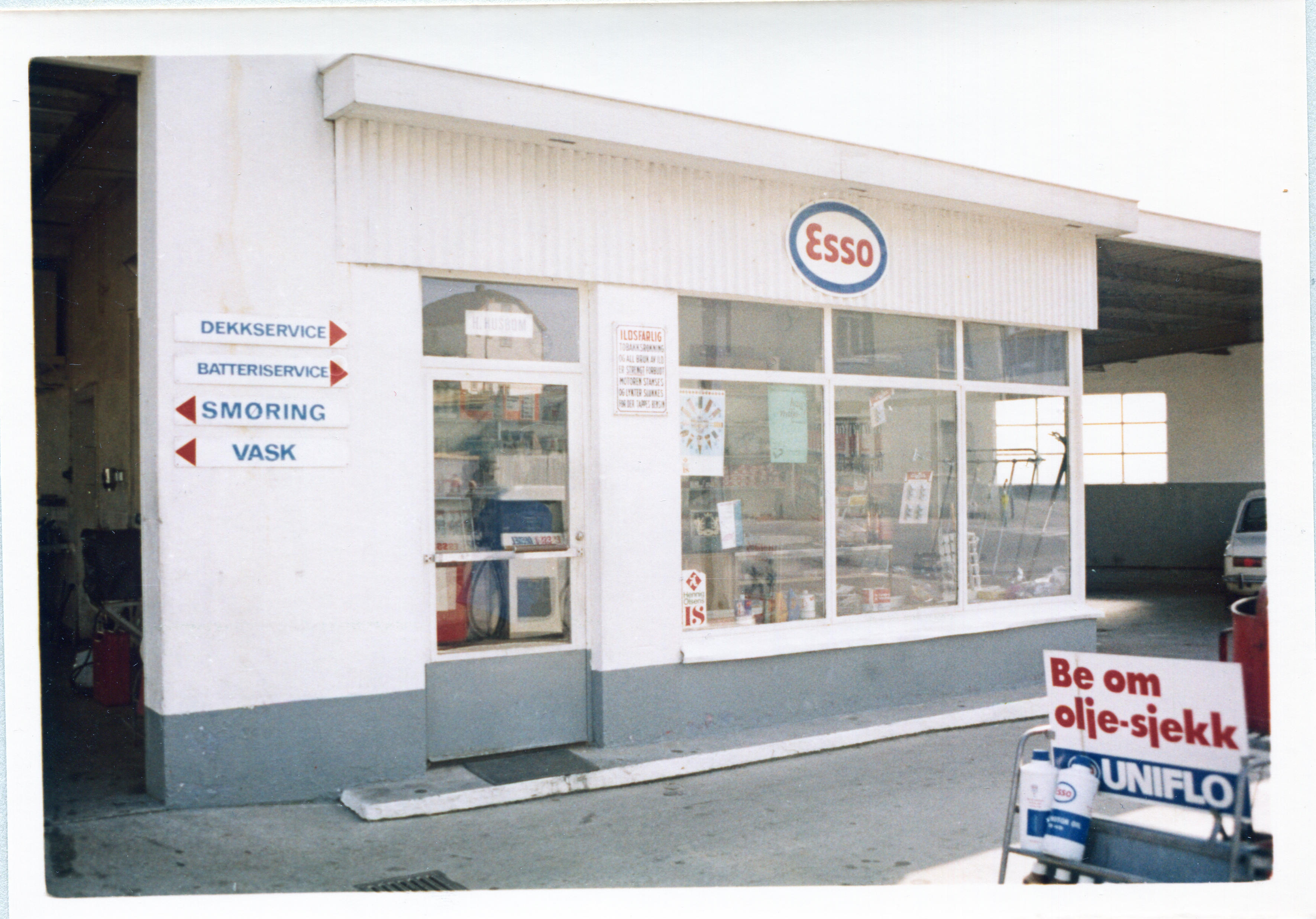 Bensinstasjon. H. Husbom og co. Stavanger. M-distrikt Vest, son 411 og 413.