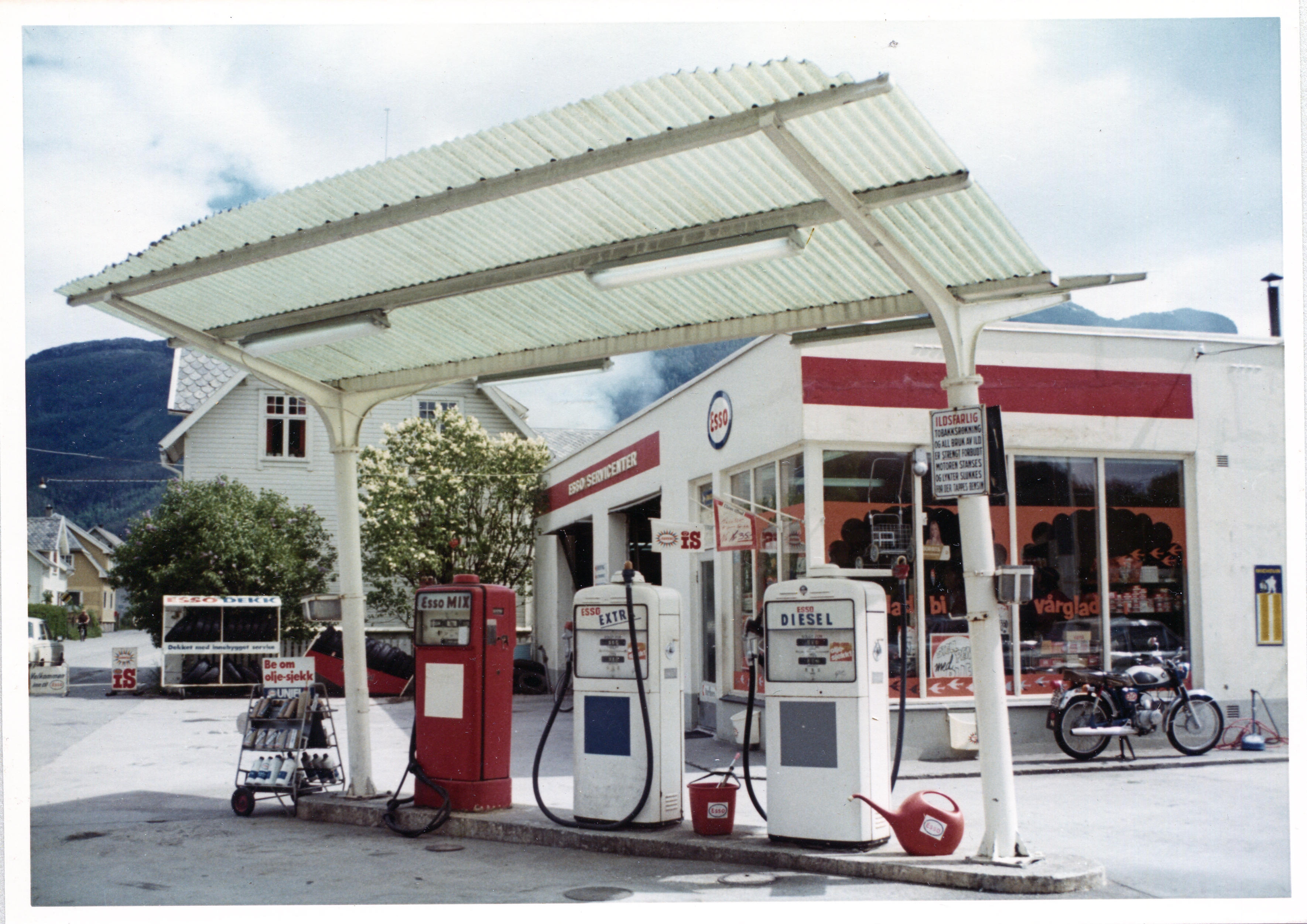 Bensinstasjon. Bilservice, Sauda. M-distrikt Vest, son 411 og 413.