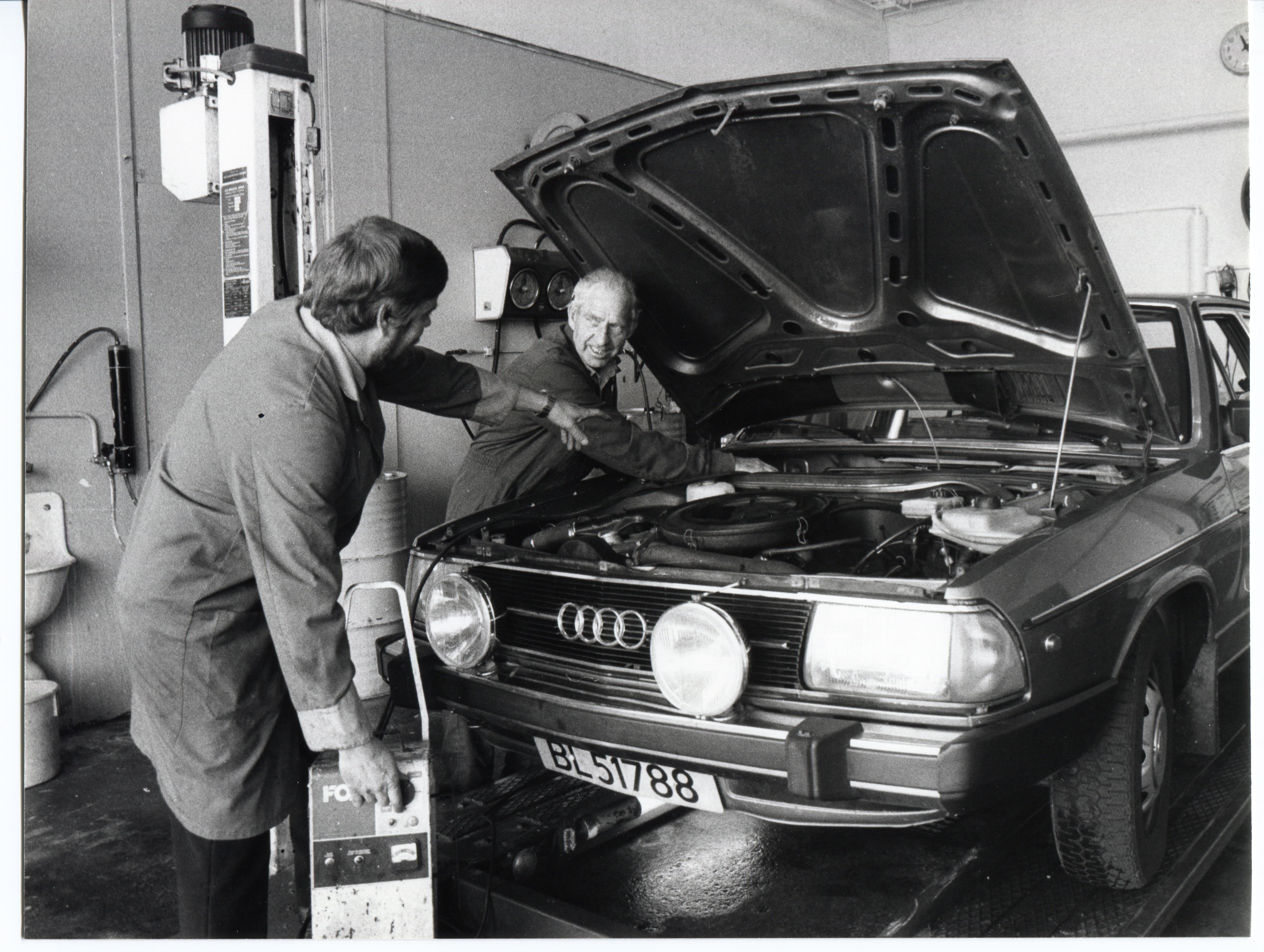 Bensinstasjon. Trosterud Servicesenter. Picture text: Fra Smørehallen. Norvald Larsen (i.e.) Undervises av instructor Lorang Rygh i dropping av ladeapparat.