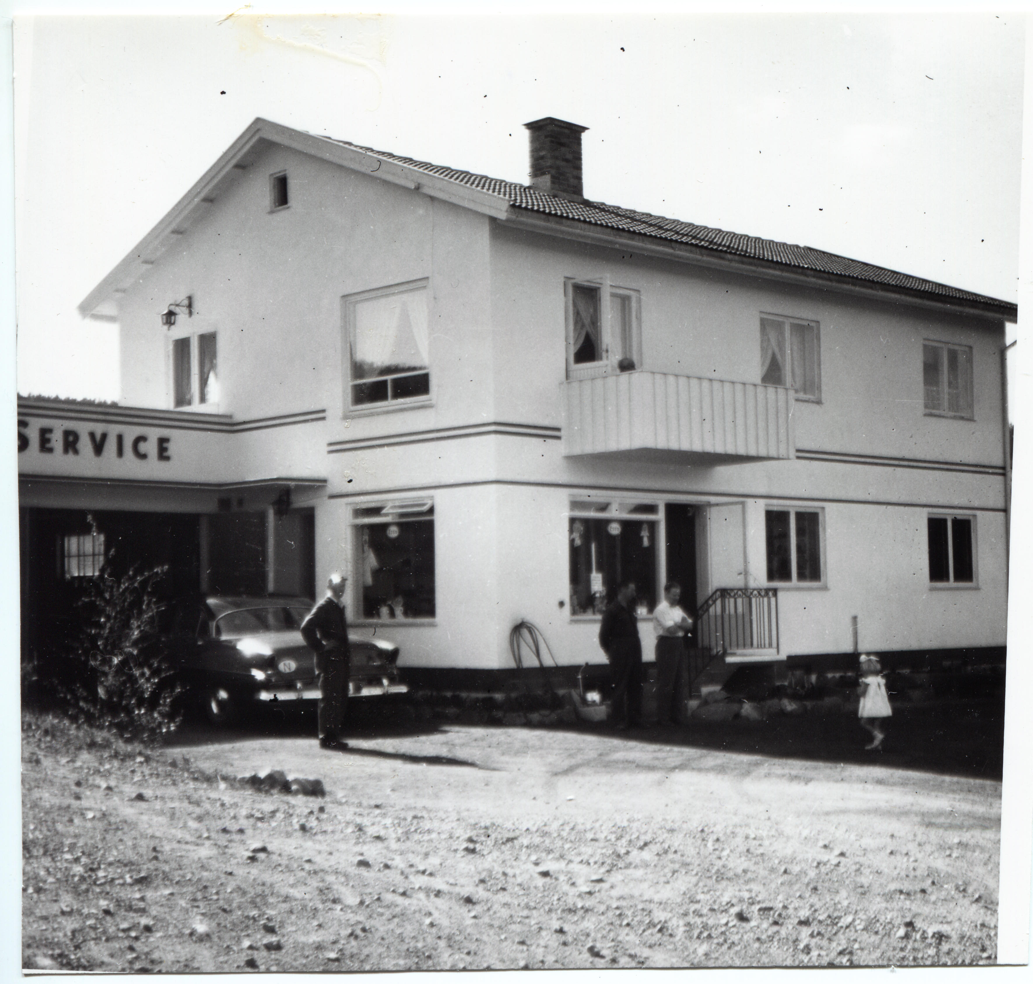 Bensinstasjon. At the beginning of the gas station, Oscar Bakkelund. Åpnet juli 1958.