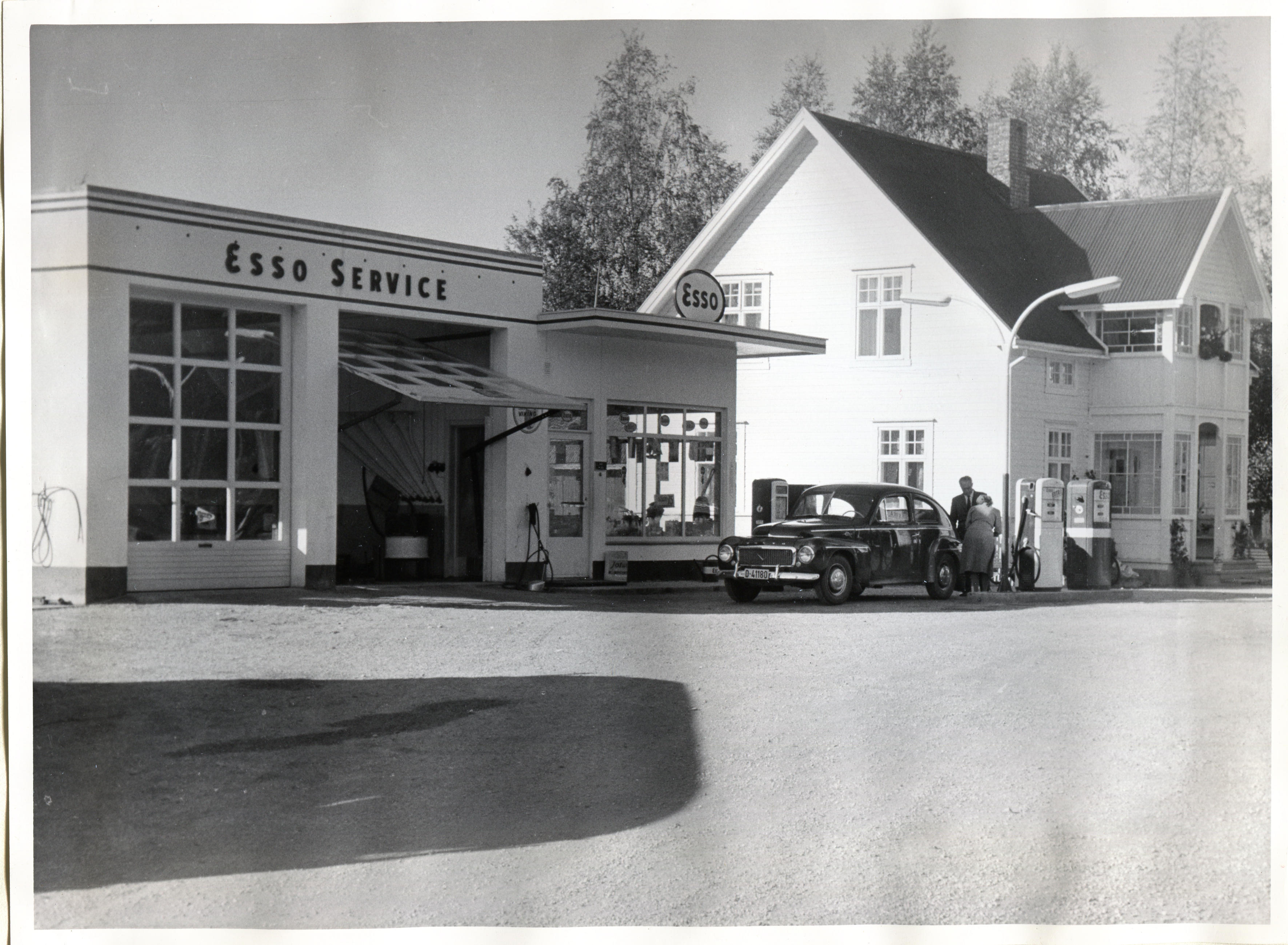 Bensinstasjon. Juul Hvamstad, Koppang. Picture text: Now stasion ferdig in December 1959.