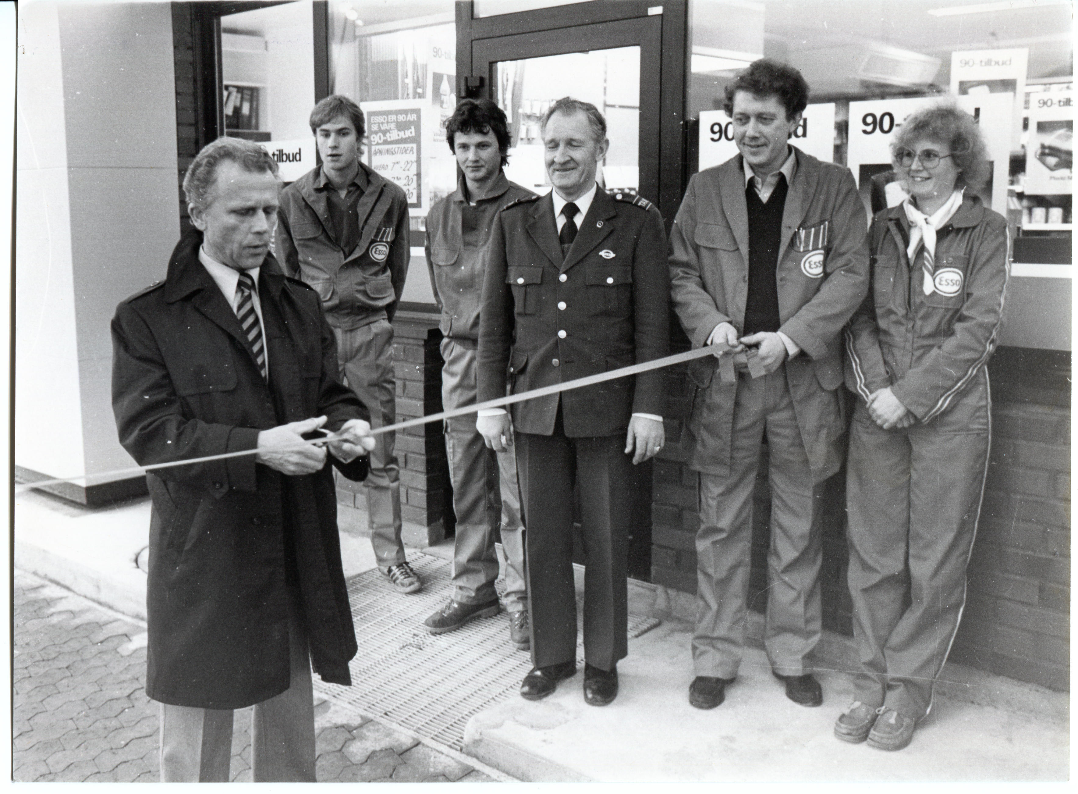 Bensinstasjon. Trøndelag Autoservice, Melhus. Bildetext: Åpning 1984. Districtsjef A.J. Rohde cliper snoren.