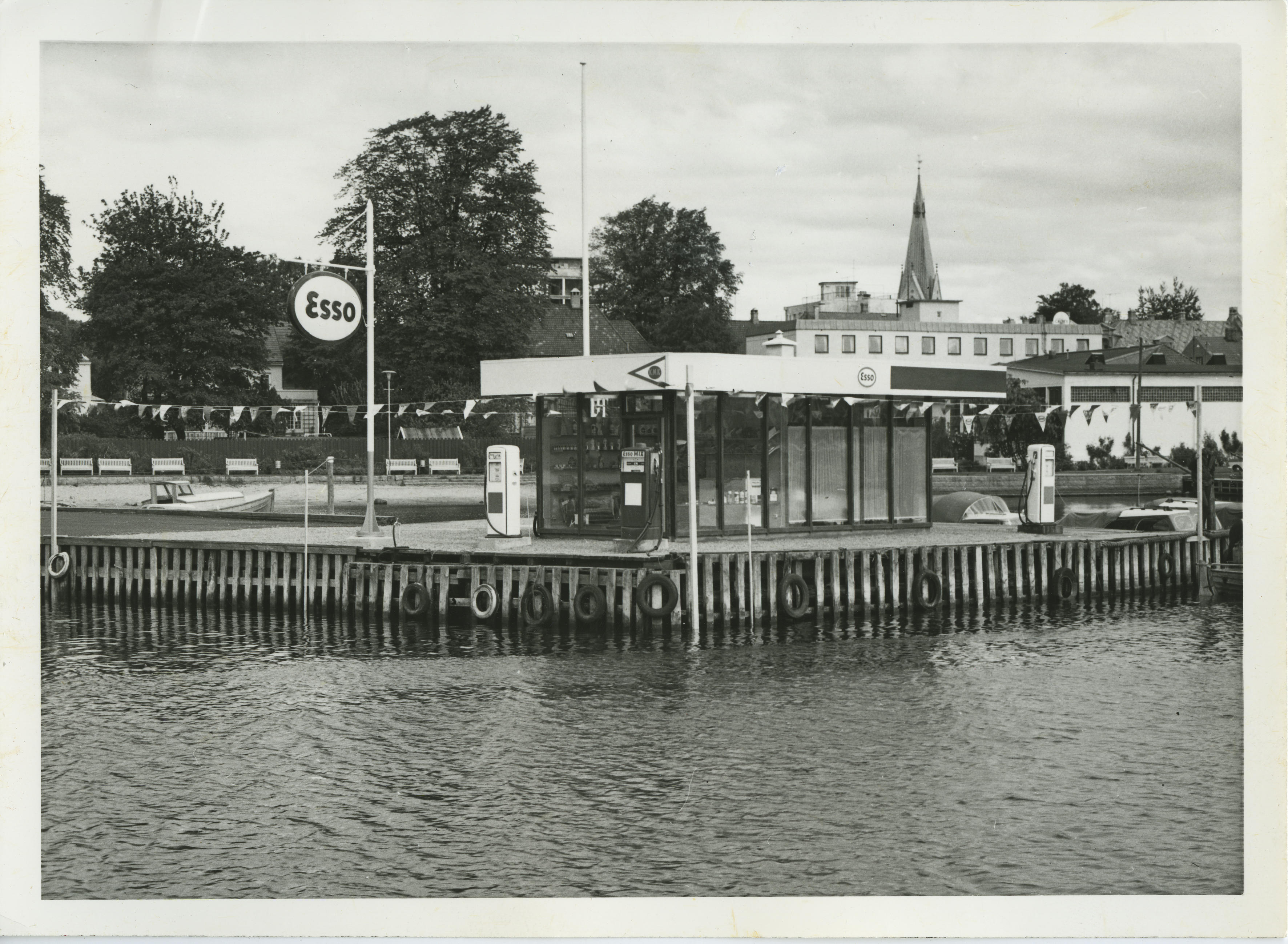 Esso marina-anlegg, Nodeviga, Kristiansand. Åpnet 09.06.1967.