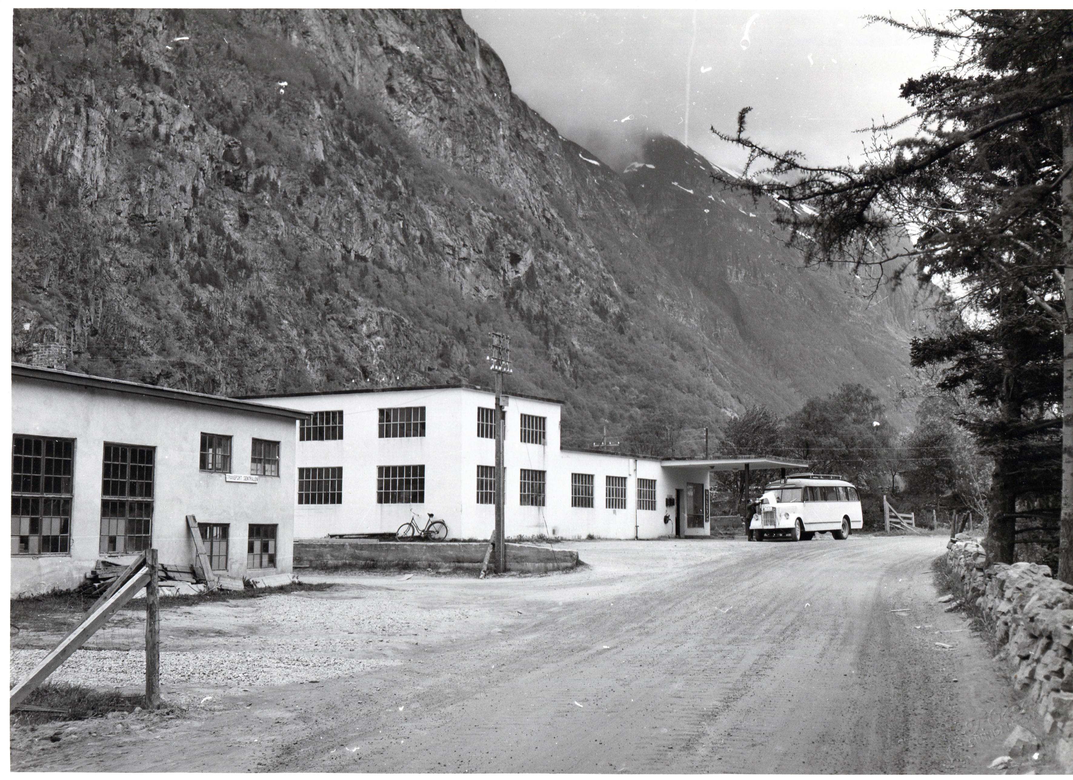 Bensinstasjon. Sunndalsøra.
