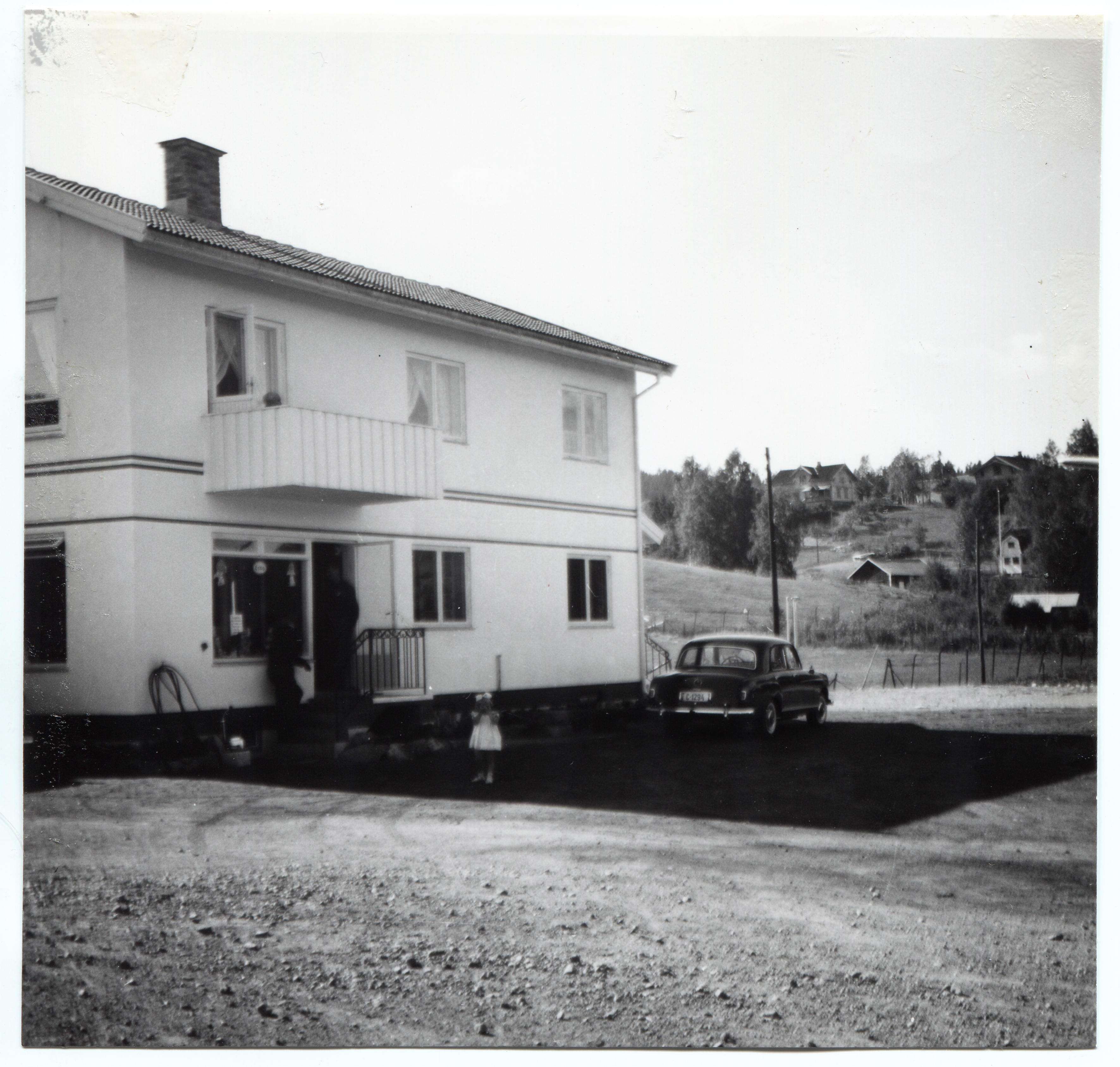 Bensinstasjon. At the beginning of the gas station, Oscar Bakkelund. Åpnet juli 1958.