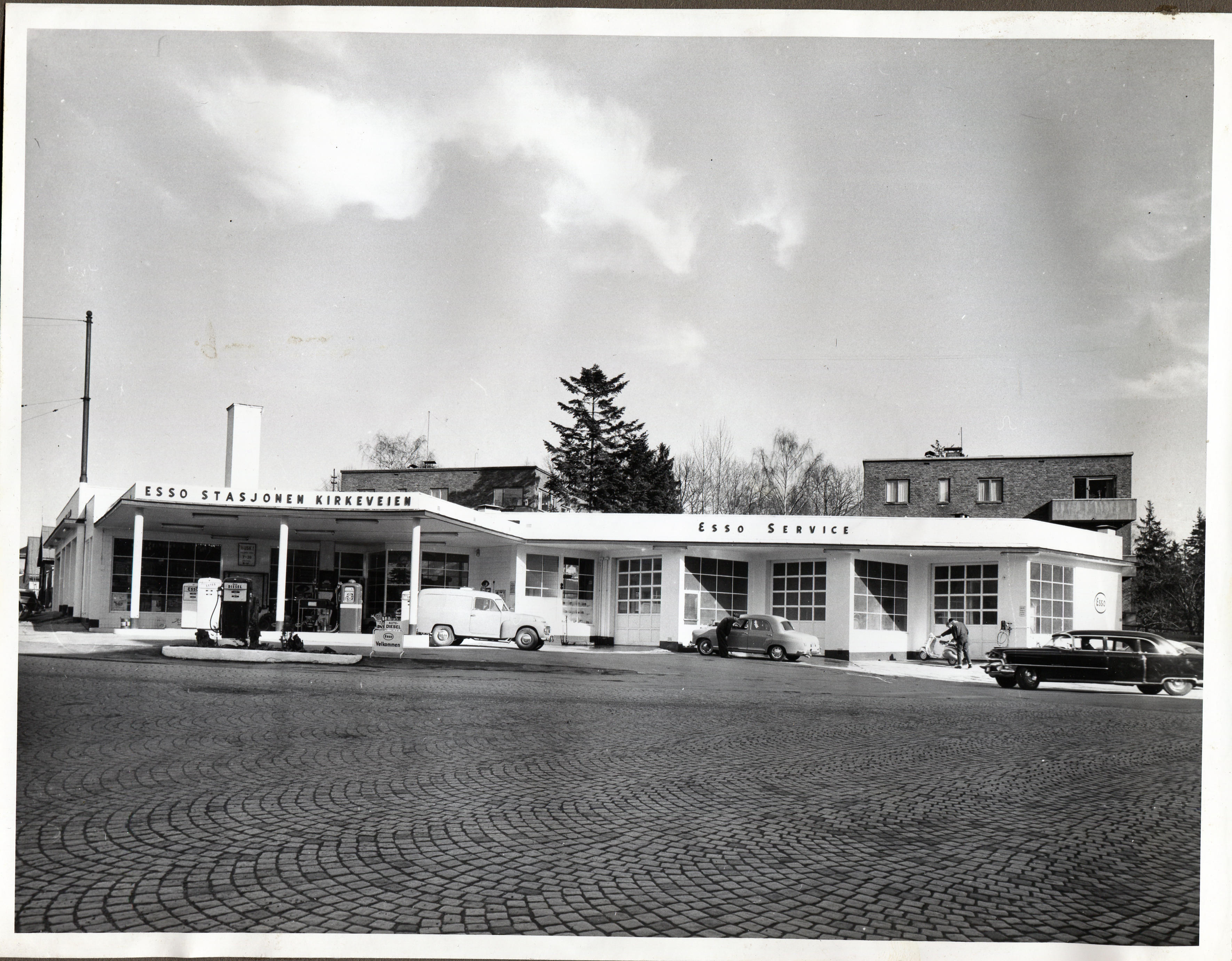 Bensinstasjon. Essostasjonen Kirkeveien, Oslo. Oslo Distrikt.