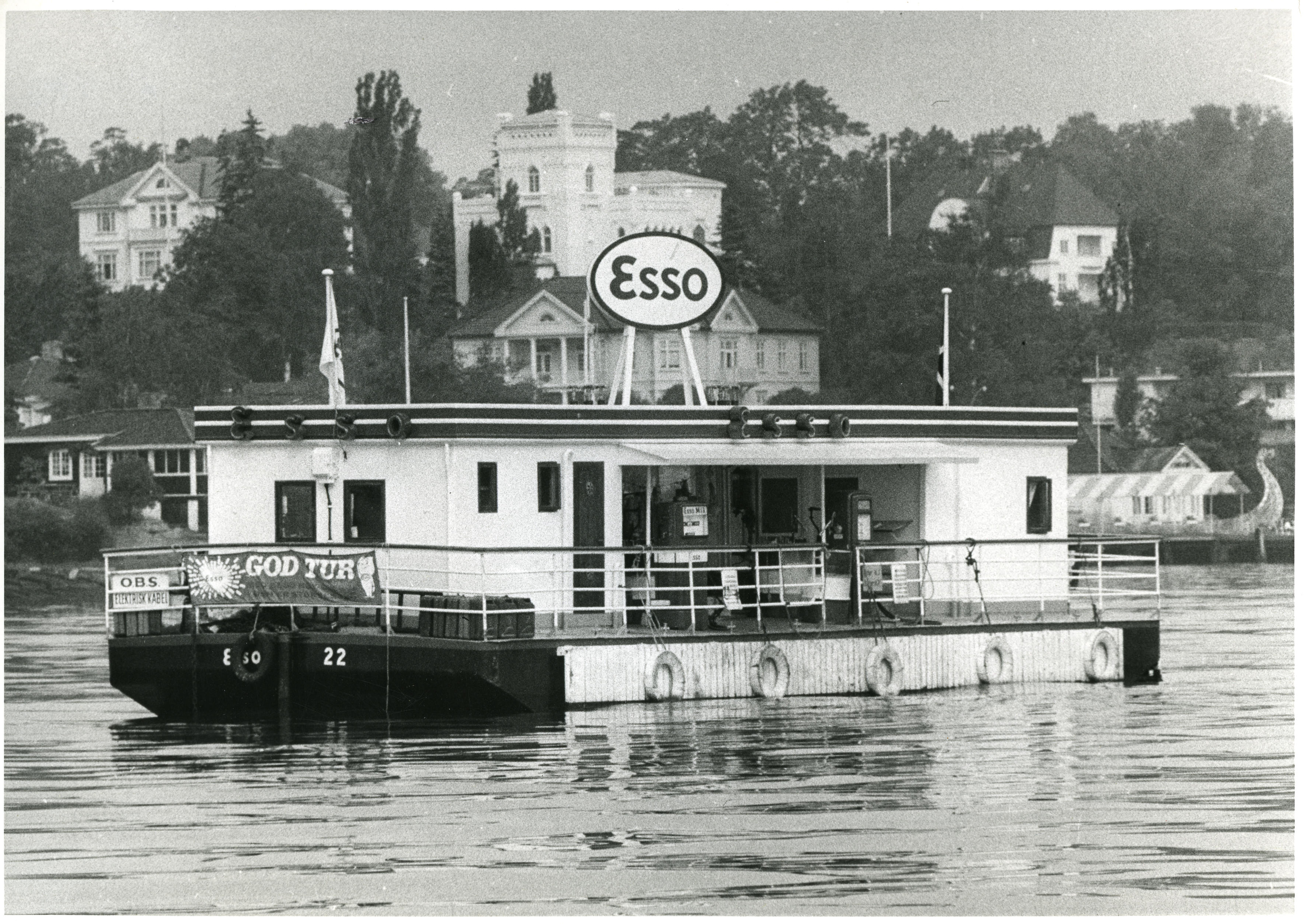 Esso 22, flytende gas station.