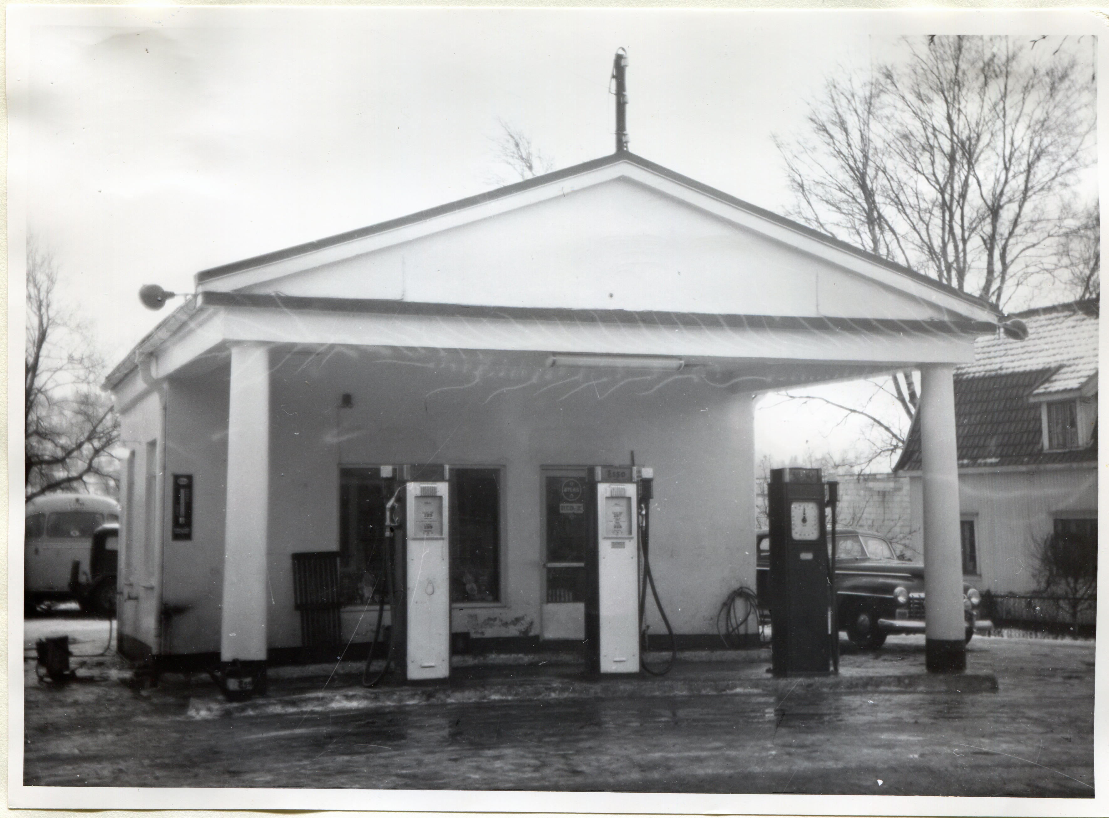 Bensinstasjon. Westbyes gas station, Lillestrøm. Åpnet 10.07.1958.