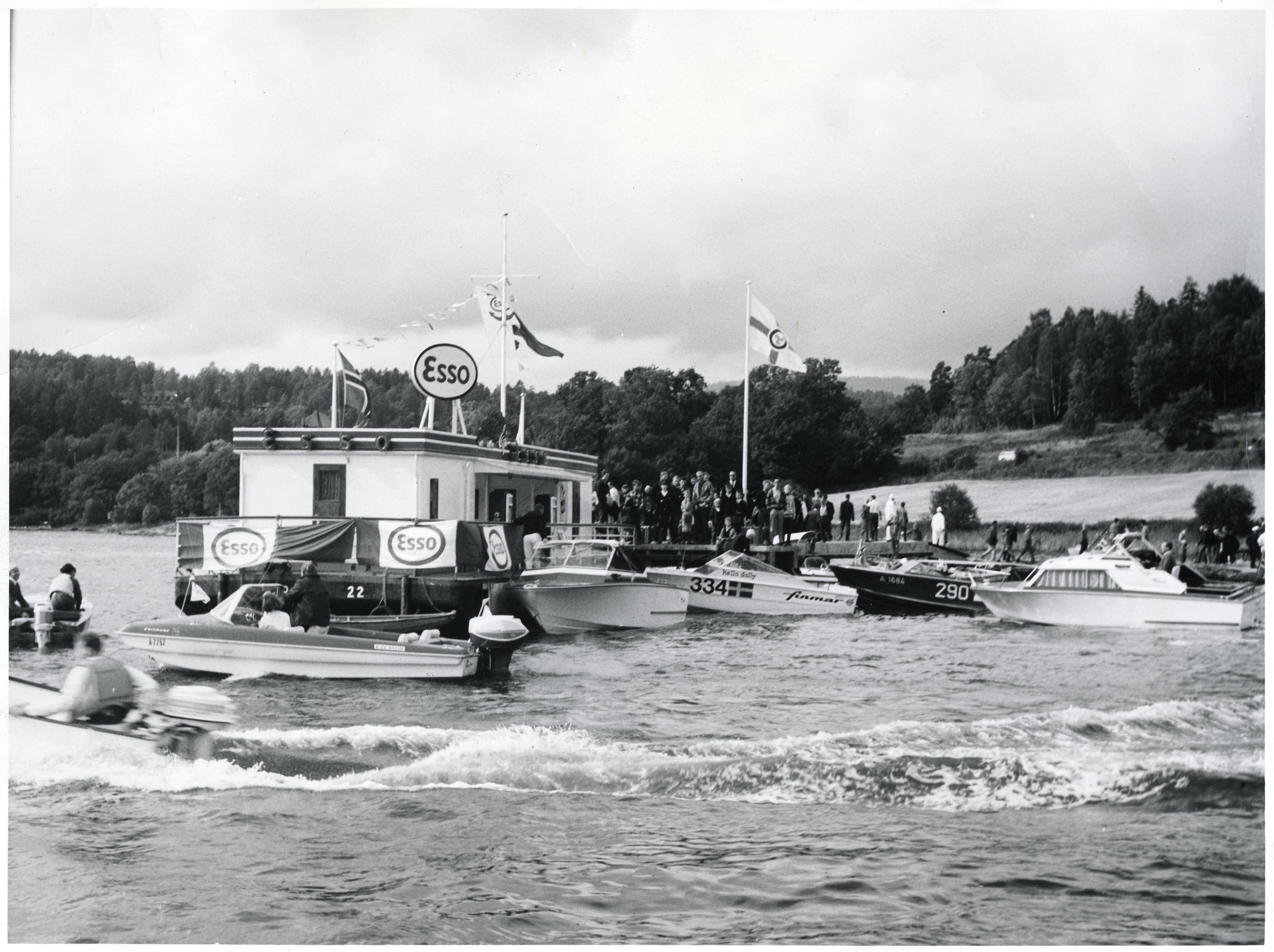 Esso 22, flytende gas station.