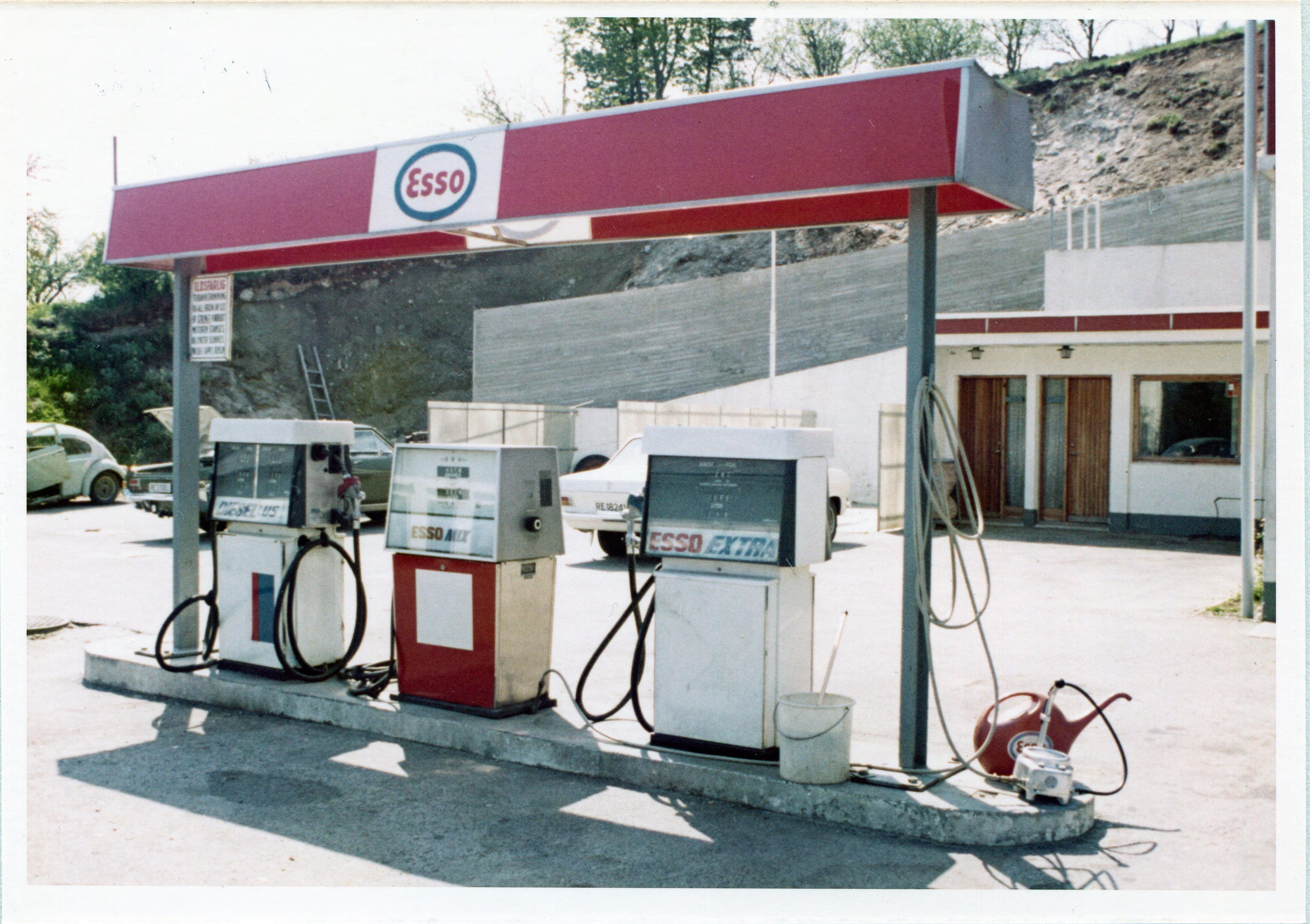 Bensinstasjon. Hans Næsse, Ålgård. M-distrikt Vest, son 411 og 413.