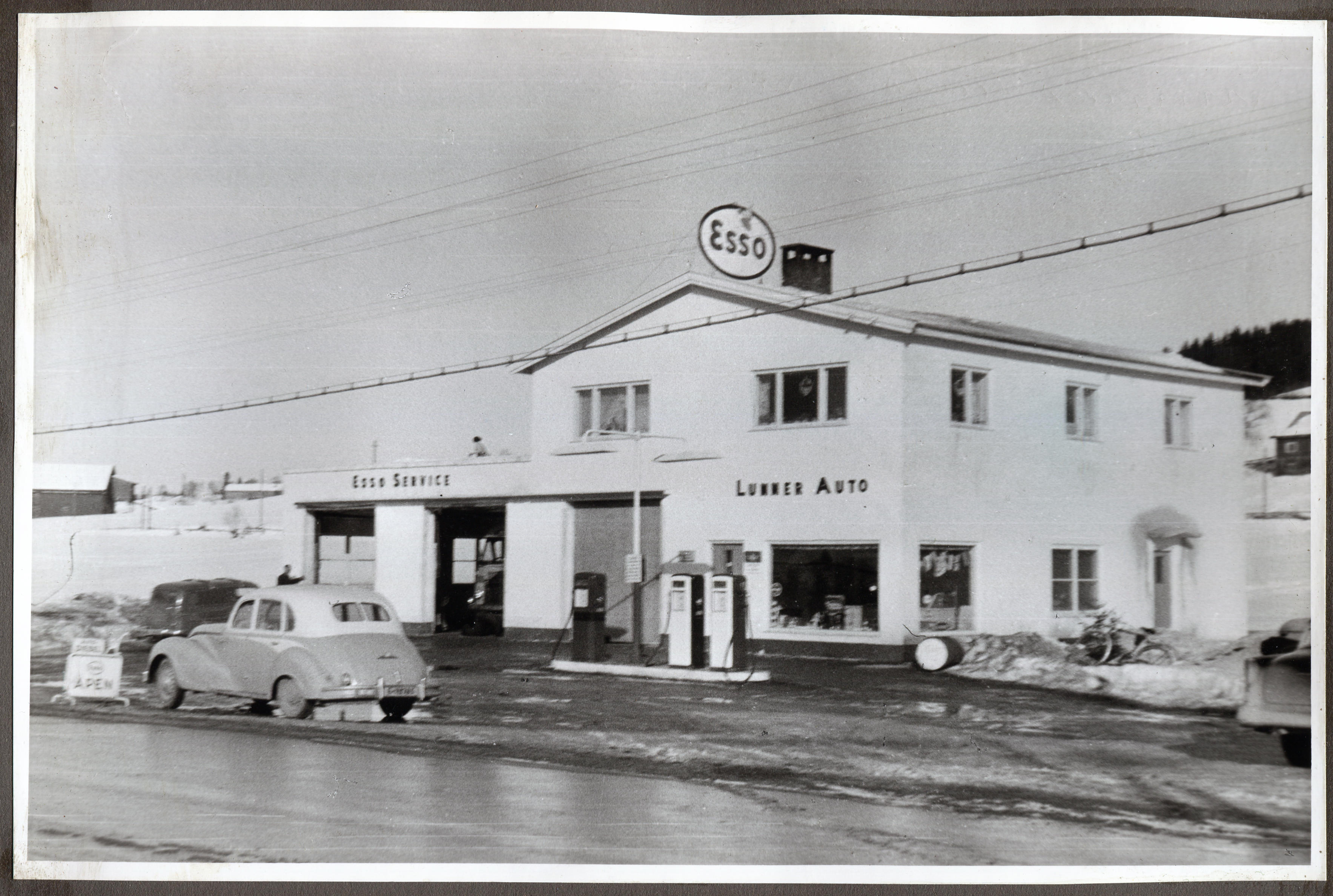 Bensinstasjon. Lunner car, Lunner. Oslo District, Gjøvik Sone.