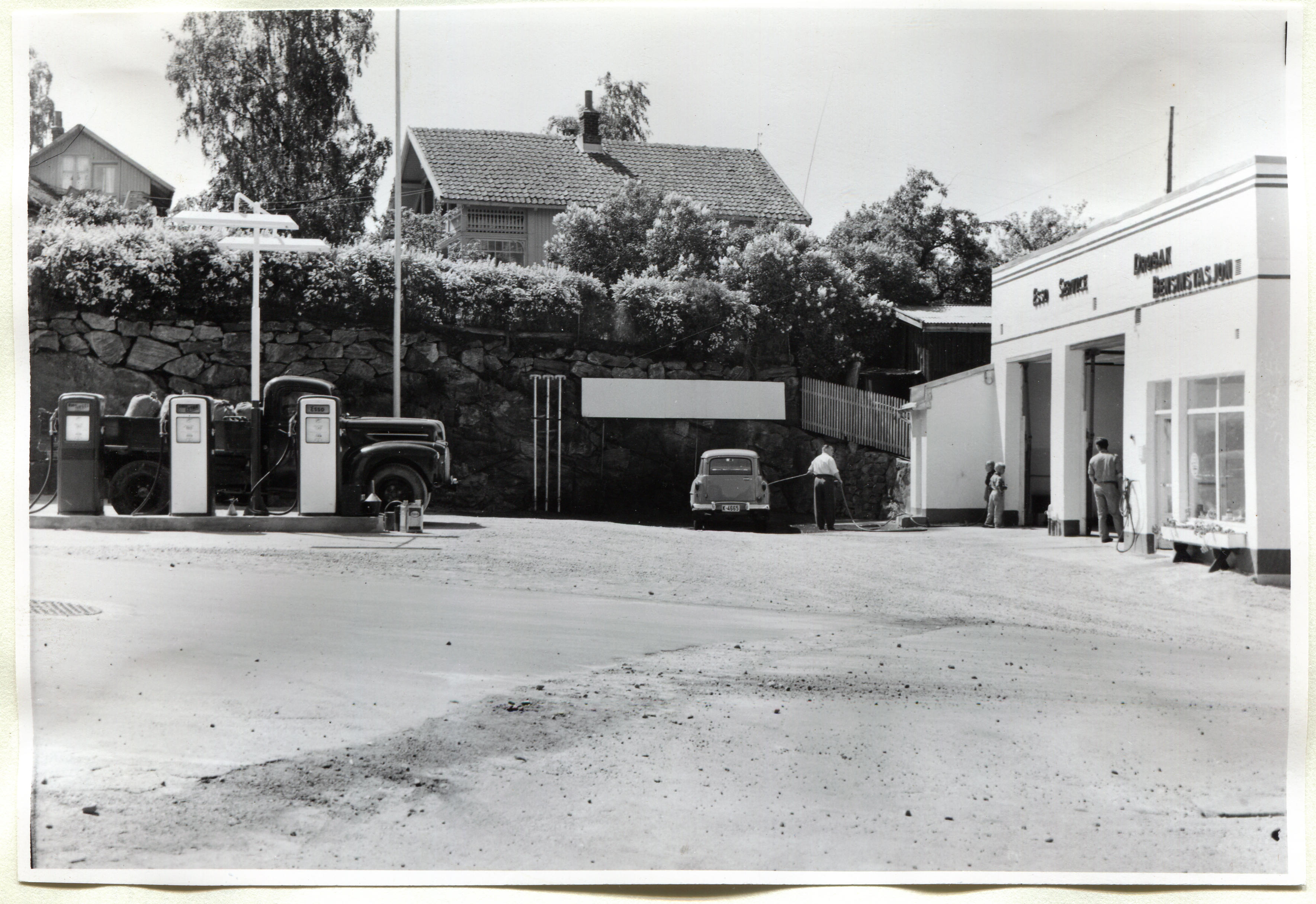 Bensinstasjon. Drøbak Bensinstasjon. Image text: Ombyggingen ferdig April in 1958.
