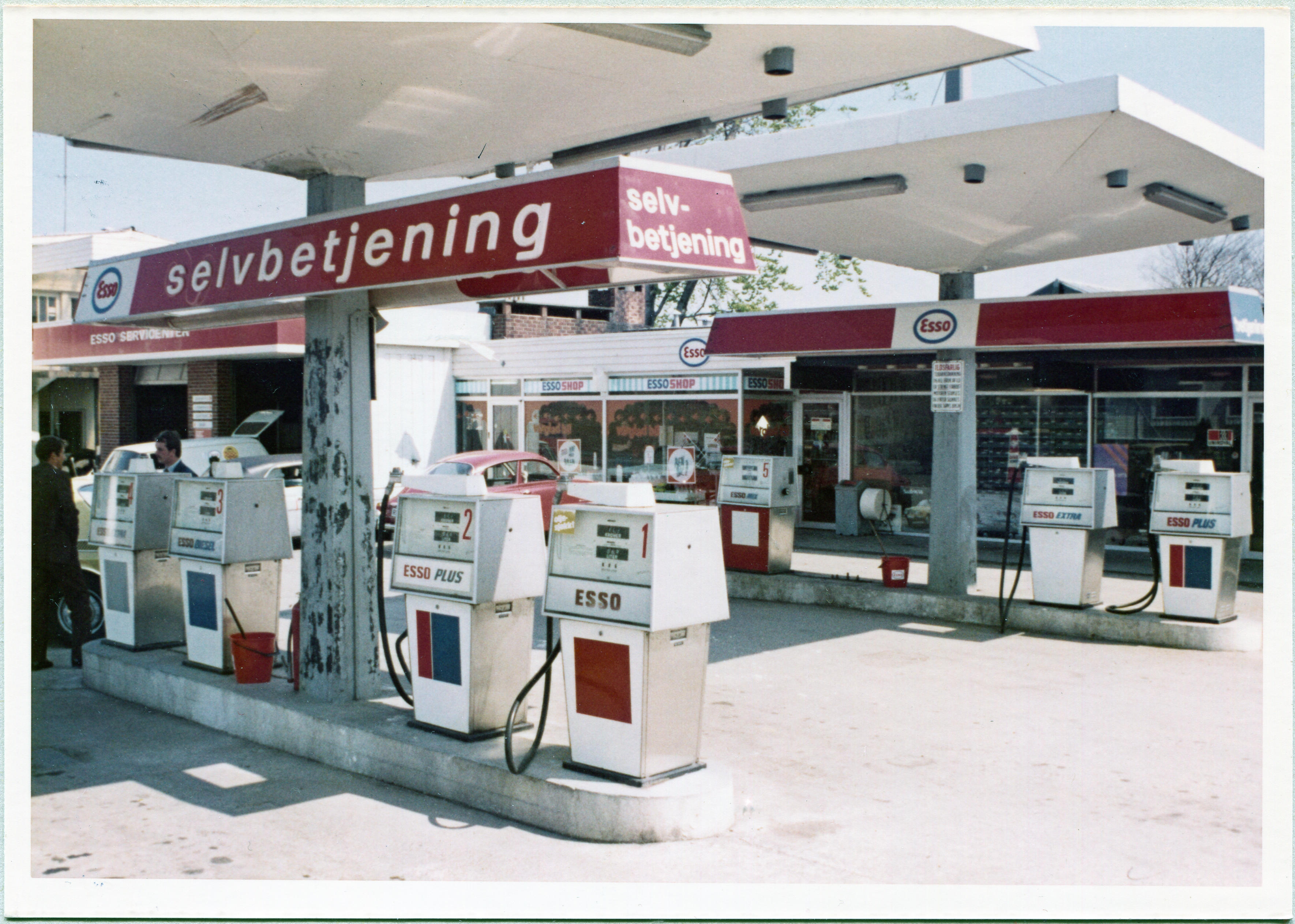 Bensinstasjon. Sandved Bilcenter, Sandnes. M-distrikt Vest, son 411 og 413.