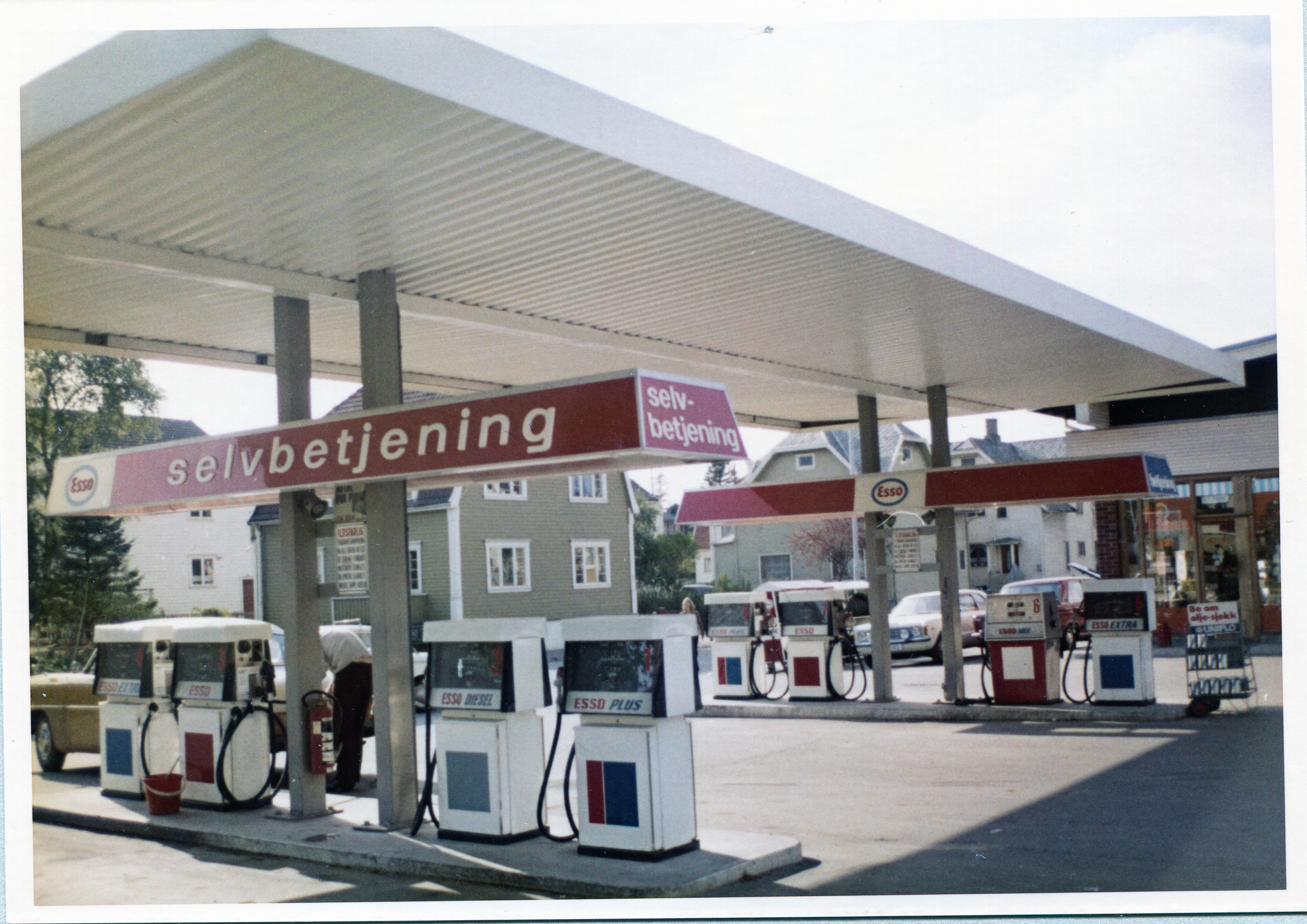 Bensinstasjon. Price Servicenter, Boganesveien, Stavanger. M-distrikt Vest, son 411 og 413.