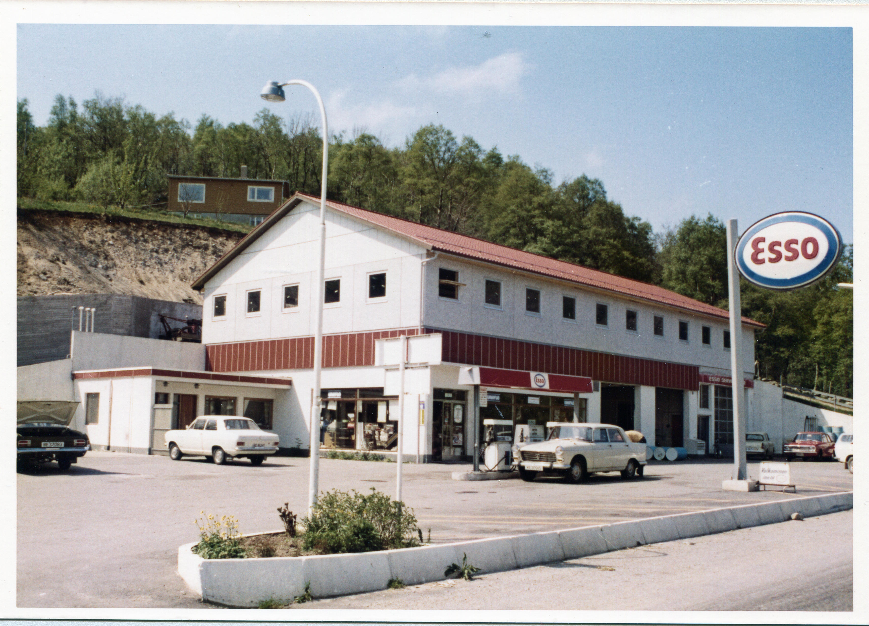 Bensinstasjon. Hans Næsse, Ålgård. M-distrikt Vest, son 411 og 413.