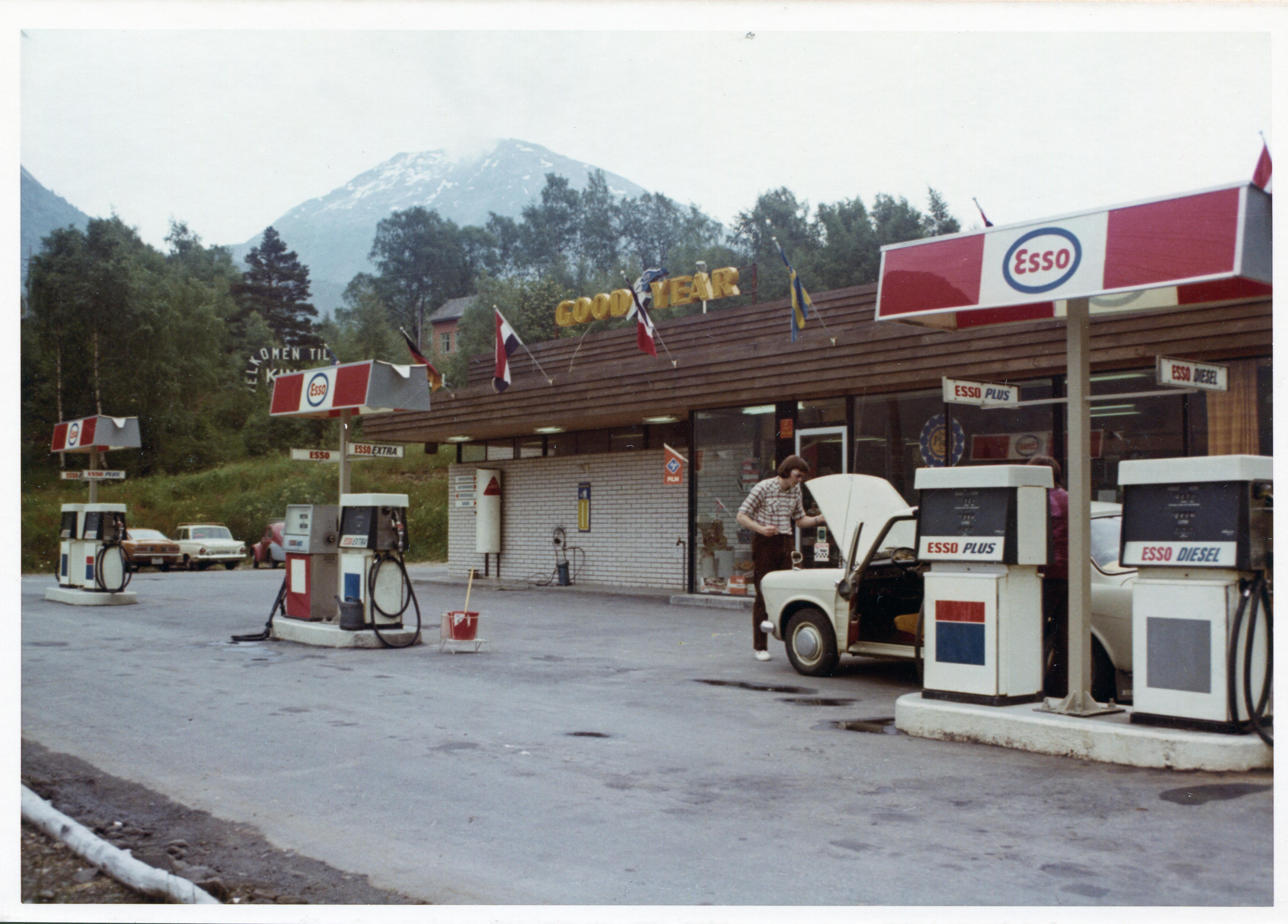 Bensinstasjon. Halldor Utne, Kinsarvik. M-distrikt Vest, son 411 og 413.