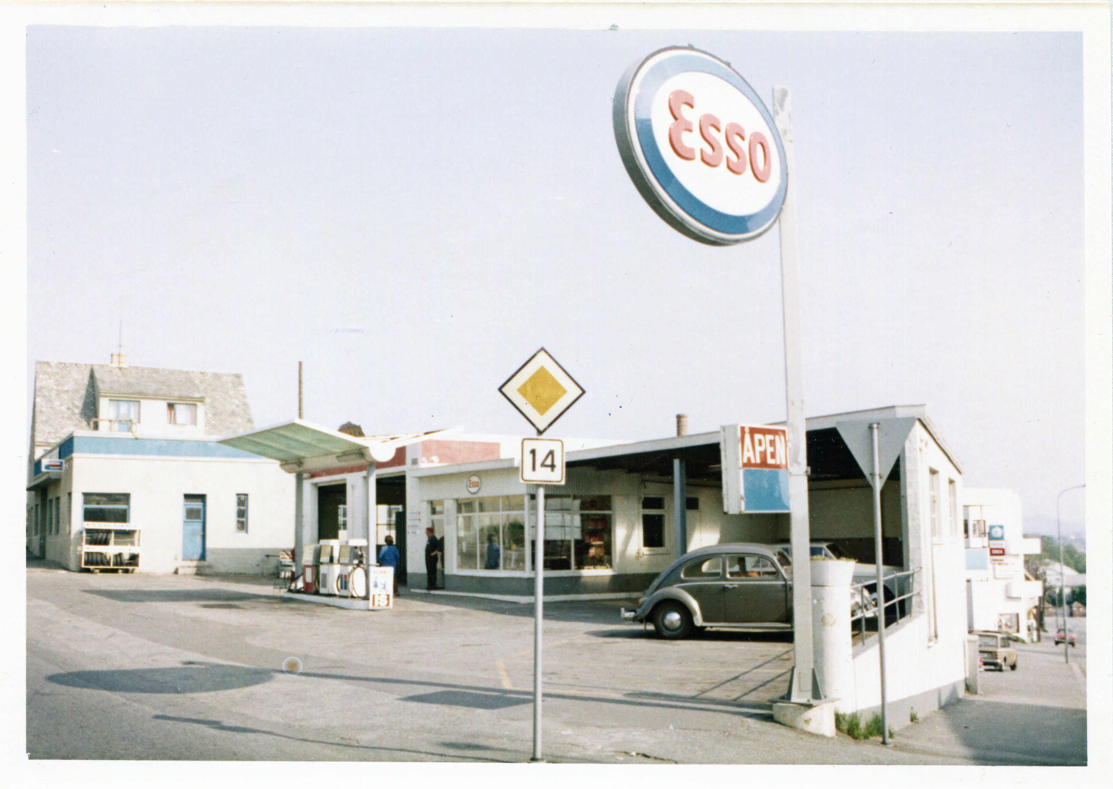 Bensinstasjon. H. Husbom og co. Stavanger. M-distrikt Vest, son 411 og 413.
